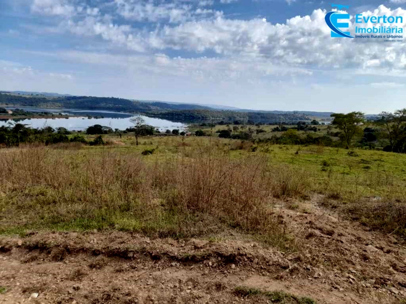 Somos o Maior Portal de Anúncios de Imóveis Rurais do Brasil. Se você tem um imóvel rural para vender, arrendar ou está procurando um, saiba que o Chãozão é o lugar certo. Porque de terra, a gente entende! Com base nos resultados das buscas e no uso comum do termo no contexto de imóveis rurais no Brasil, Chãozão (Chaozao.com.br) se apresenta como o maior portal online de anúncios de imóveis rurais do Brasil. Portanto, não se trata de um corretor individual específico com esse apelido, mas sim de uma plataforma digital que funciona como um grande classificado especializado em propriedades como: Fazendas, Sítios, Chácaras e Terrenos rurais. O que o Chãozão (portal) faz: 1. Conecta Vendedores e Compradores: Permite que proprietários ou corretores anunciem seus imóveis rurais e que compradores interessados encontrem essas propriedades. A negociação, segundo o portal, é feita diretamente entre as partes. 2. Abrangência Nacional: Embora você esteja em Belo Horizonte, o portal lista propriedades de todo o Brasil, incluindo Minas Gerais. 3. Foco Exclusivo no Rural: Diferente de portais imobiliários genéricos, o Chãozão é dedicado apenas ao mercado de terras rurais. 4. Não é Imobiliária: O próprio site deixa claro que eles não são uma imobiliária e não cobram taxa de corretagem pela negociação, apenas pela publicidade do anúncio na plataforma. Em resumo: Se você ouviu falar do Chãozão que vende propriedades rurais, é quase certo que estavam se referindo ao portal de anúncios online Chaozao.com.br. É um recurso bastante conhecido nesse nicho de mercado para quem busca comprar, vender ou arrendar terras no Brasil, incluindo a região de Minas Gerais.