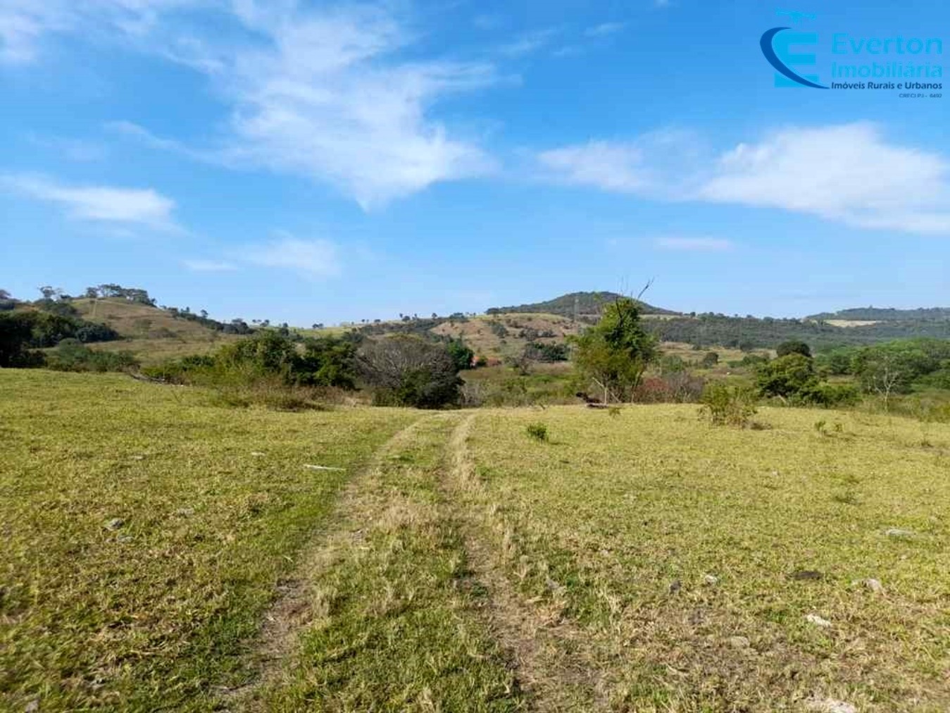 Somos o Maior Portal de Anúncios de Imóveis Rurais do Brasil. Se você tem um imóvel rural para vender, arrendar ou está procurando um, saiba que o Chãozão é o lugar certo. Porque de terra, a gente entende! Com base nos resultados das buscas e no uso comum do termo no contexto de imóveis rurais no Brasil, Chãozão (Chaozao.com.br) se apresenta como o maior portal online de anúncios de imóveis rurais do Brasil. Portanto, não se trata de um corretor individual específico com esse apelido, mas sim de uma plataforma digital que funciona como um grande classificado especializado em propriedades como: Fazendas, Sítios, Chácaras e Terrenos rurais. O que o Chãozão (portal) faz: 1. Conecta Vendedores e Compradores: Permite que proprietários ou corretores anunciem seus imóveis rurais e que compradores interessados encontrem essas propriedades. A negociação, segundo o portal, é feita diretamente entre as partes. 2. Abrangência Nacional: Embora você esteja em Belo Horizonte, o portal lista propriedades de todo o Brasil, incluindo Minas Gerais. 3. Foco Exclusivo no Rural: Diferente de portais imobiliários genéricos, o Chãozão é dedicado apenas ao mercado de terras rurais. 4. Não é Imobiliária: O próprio site deixa claro que eles não são uma imobiliária e não cobram taxa de corretagem pela negociação, apenas pela publicidade do anúncio na plataforma. Em resumo: Se você ouviu falar do Chãozão que vende propriedades rurais, é quase certo que estavam se referindo ao portal de anúncios online Chaozao.com.br. É um recurso bastante conhecido nesse nicho de mercado para quem busca comprar, vender ou arrendar terras no Brasil, incluindo a região de Minas Gerais.