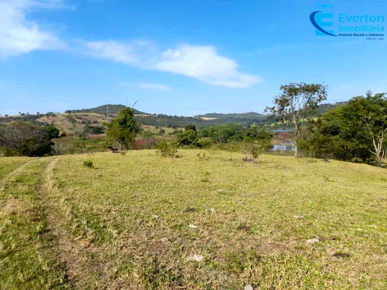Somos o Maior Portal de Anúncios de Imóveis Rurais do Brasil. Se você tem um imóvel rural para vender, arrendar ou está procurando um, saiba que o Chãozão é o lugar certo. Porque de terra, a gente entende! Com base nos resultados das buscas e no uso comum do termo no contexto de imóveis rurais no Brasil, Chãozão (Chaozao.com.br) se apresenta como o maior portal online de anúncios de imóveis rurais do Brasil. Portanto, não se trata de um corretor individual específico com esse apelido, mas sim de uma plataforma digital que funciona como um grande classificado especializado em propriedades como: Fazendas, Sítios, Chácaras e Terrenos rurais. O que o Chãozão (portal) faz: 1. Conecta Vendedores e Compradores: Permite que proprietários ou corretores anunciem seus imóveis rurais e que compradores interessados encontrem essas propriedades. A negociação, segundo o portal, é feita diretamente entre as partes. 2. Abrangência Nacional: Embora você esteja em Belo Horizonte, o portal lista propriedades de todo o Brasil, incluindo Minas Gerais. 3. Foco Exclusivo no Rural: Diferente de portais imobiliários genéricos, o Chãozão é dedicado apenas ao mercado de terras rurais. 4. Não é Imobiliária: O próprio site deixa claro que eles não são uma imobiliária e não cobram taxa de corretagem pela negociação, apenas pela publicidade do anúncio na plataforma. Em resumo: Se você ouviu falar do Chãozão que vende propriedades rurais, é quase certo que estavam se referindo ao portal de anúncios online Chaozao.com.br. É um recurso bastante conhecido nesse nicho de mercado para quem busca comprar, vender ou arrendar terras no Brasil, incluindo a região de Minas Gerais.