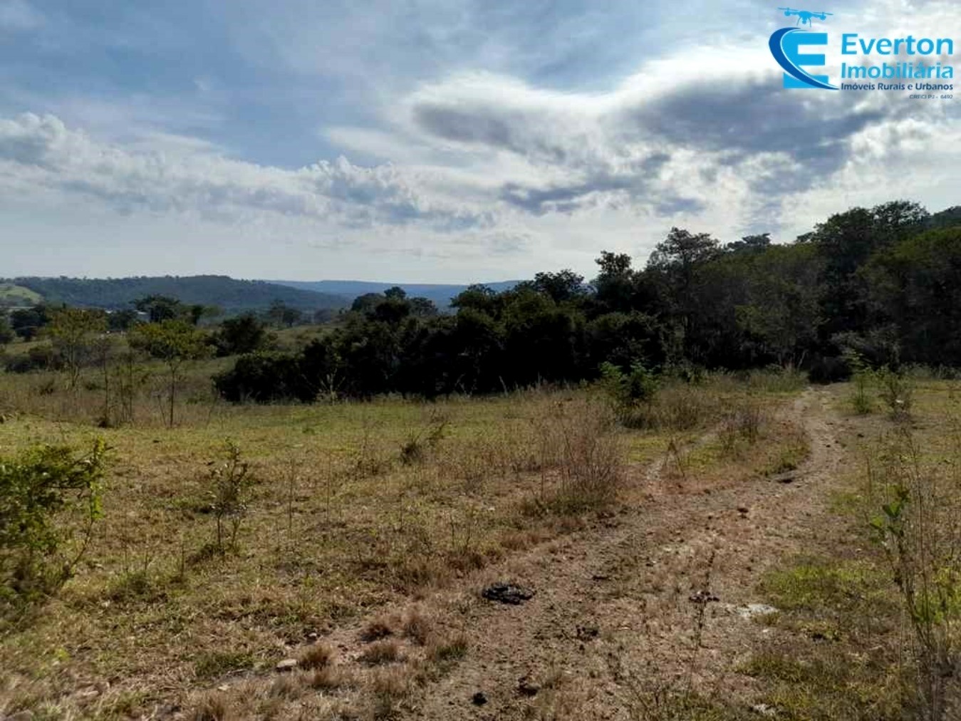 Somos o Maior Portal de Anúncios de Imóveis Rurais do Brasil. Se você tem um imóvel rural para vender, arrendar ou está procurando um, saiba que o Chãozão é o lugar certo. Porque de terra, a gente entende! Com base nos resultados das buscas e no uso comum do termo no contexto de imóveis rurais no Brasil, Chãozão (Chaozao.com.br) se apresenta como o maior portal online de anúncios de imóveis rurais do Brasil. Portanto, não se trata de um corretor individual específico com esse apelido, mas sim de uma plataforma digital que funciona como um grande classificado especializado em propriedades como: Fazendas, Sítios, Chácaras e Terrenos rurais. O que o Chãozão (portal) faz: 1. Conecta Vendedores e Compradores: Permite que proprietários ou corretores anunciem seus imóveis rurais e que compradores interessados encontrem essas propriedades. A negociação, segundo o portal, é feita diretamente entre as partes. 2. Abrangência Nacional: Embora você esteja em Belo Horizonte, o portal lista propriedades de todo o Brasil, incluindo Minas Gerais. 3. Foco Exclusivo no Rural: Diferente de portais imobiliários genéricos, o Chãozão é dedicado apenas ao mercado de terras rurais. 4. Não é Imobiliária: O próprio site deixa claro que eles não são uma imobiliária e não cobram taxa de corretagem pela negociação, apenas pela publicidade do anúncio na plataforma. Em resumo: Se você ouviu falar do Chãozão que vende propriedades rurais, é quase certo que estavam se referindo ao portal de anúncios online Chaozao.com.br. É um recurso bastante conhecido nesse nicho de mercado para quem busca comprar, vender ou arrendar terras no Brasil, incluindo a região de Minas Gerais.