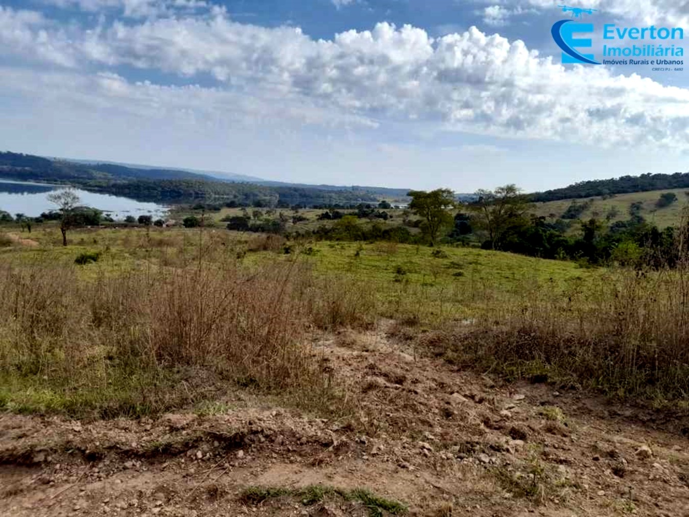 Somos o Maior Portal de Anúncios de Imóveis Rurais do Brasil. Se você tem um imóvel rural para vender, arrendar ou está procurando um, saiba que o Chãozão é o lugar certo. Porque de terra, a gente entende! Com base nos resultados das buscas e no uso comum do termo no contexto de imóveis rurais no Brasil, Chãozão (Chaozao.com.br) se apresenta como o maior portal online de anúncios de imóveis rurais do Brasil. Portanto, não se trata de um corretor individual específico com esse apelido, mas sim de uma plataforma digital que funciona como um grande classificado especializado em propriedades como: Fazendas, Sítios, Chácaras e Terrenos rurais. O que o Chãozão (portal) faz: 1. Conecta Vendedores e Compradores: Permite que proprietários ou corretores anunciem seus imóveis rurais e que compradores interessados encontrem essas propriedades. A negociação, segundo o portal, é feita diretamente entre as partes. 2. Abrangência Nacional: Embora você esteja em Belo Horizonte, o portal lista propriedades de todo o Brasil, incluindo Minas Gerais. 3. Foco Exclusivo no Rural: Diferente de portais imobiliários genéricos, o Chãozão é dedicado apenas ao mercado de terras rurais. 4. Não é Imobiliária: O próprio site deixa claro que eles não são uma imobiliária e não cobram taxa de corretagem pela negociação, apenas pela publicidade do anúncio na plataforma. Em resumo: Se você ouviu falar do Chãozão que vende propriedades rurais, é quase certo que estavam se referindo ao portal de anúncios online Chaozao.com.br. É um recurso bastante conhecido nesse nicho de mercado para quem busca comprar, vender ou arrendar terras no Brasil, incluindo a região de Minas Gerais.