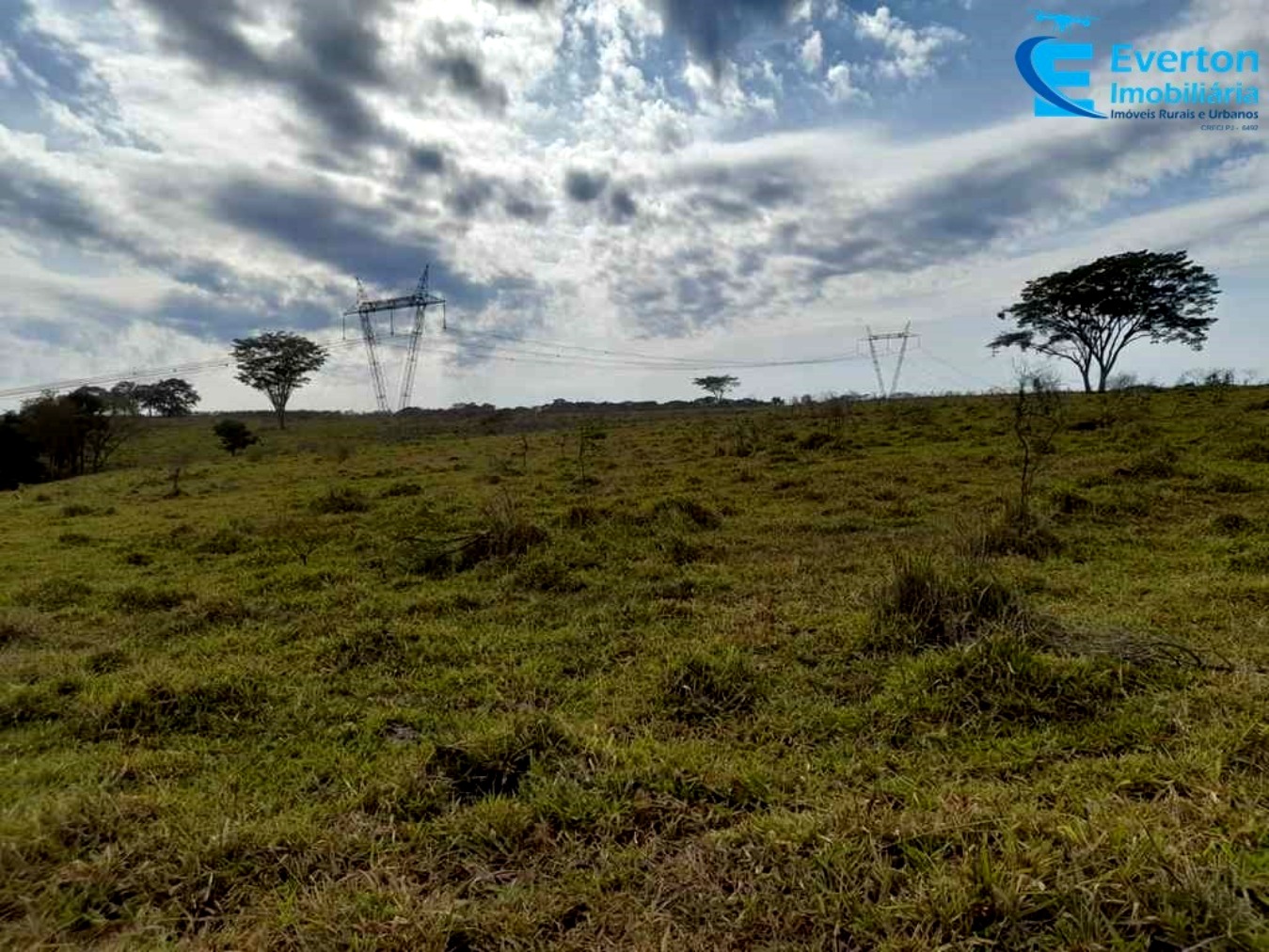 Somos o Maior Portal de Anúncios de Imóveis Rurais do Brasil. Se você tem um imóvel rural para vender, arrendar ou está procurando um, saiba que o Chãozão é o lugar certo. Porque de terra, a gente entende! Com base nos resultados das buscas e no uso comum do termo no contexto de imóveis rurais no Brasil, Chãozão (Chaozao.com.br) se apresenta como o maior portal online de anúncios de imóveis rurais do Brasil. Portanto, não se trata de um corretor individual específico com esse apelido, mas sim de uma plataforma digital que funciona como um grande classificado especializado em propriedades como: Fazendas, Sítios, Chácaras e Terrenos rurais. O que o Chãozão (portal) faz: 1. Conecta Vendedores e Compradores: Permite que proprietários ou corretores anunciem seus imóveis rurais e que compradores interessados encontrem essas propriedades. A negociação, segundo o portal, é feita diretamente entre as partes. 2. Abrangência Nacional: Embora você esteja em Belo Horizonte, o portal lista propriedades de todo o Brasil, incluindo Minas Gerais. 3. Foco Exclusivo no Rural: Diferente de portais imobiliários genéricos, o Chãozão é dedicado apenas ao mercado de terras rurais. 4. Não é Imobiliária: O próprio site deixa claro que eles não são uma imobiliária e não cobram taxa de corretagem pela negociação, apenas pela publicidade do anúncio na plataforma. Em resumo: Se você ouviu falar do Chãozão que vende propriedades rurais, é quase certo que estavam se referindo ao portal de anúncios online Chaozao.com.br. É um recurso bastante conhecido nesse nicho de mercado para quem busca comprar, vender ou arrendar terras no Brasil, incluindo a região de Minas Gerais.