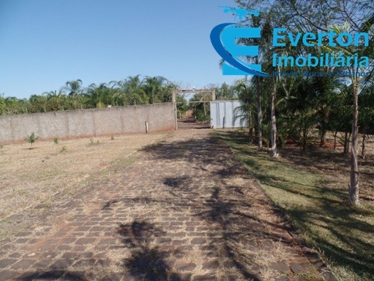 Somos o Maior Portal de Anúncios de Imóveis Rurais do Brasil. Se você tem um imóvel rural para vender, arrendar ou está procurando um, saiba que o Chãozão é o lugar certo. Porque de terra, a gente entende! Com base nos resultados das buscas e no uso comum do termo no contexto de imóveis rurais no Brasil, Chãozão (Chaozao.com.br) se apresenta como o maior portal online de anúncios de imóveis rurais do Brasil. Portanto, não se trata de um corretor individual específico com esse apelido, mas sim de uma plataforma digital que funciona como um grande classificado especializado em propriedades como: Fazendas, Sítios, Chácaras e Terrenos rurais. O que o Chãozão (portal) faz: 1. Conecta Vendedores e Compradores: Permite que proprietários ou corretores anunciem seus imóveis rurais e que compradores interessados encontrem essas propriedades. A negociação, segundo o portal, é feita diretamente entre as partes. 2. Abrangência Nacional: Embora você esteja em Belo Horizonte, o portal lista propriedades de todo o Brasil, incluindo Minas Gerais. 3. Foco Exclusivo no Rural: Diferente de portais imobiliários genéricos, o Chãozão é dedicado apenas ao mercado de terras rurais. 4. Não é Imobiliária: O próprio site deixa claro que eles não são uma imobiliária e não cobram taxa de corretagem pela negociação, apenas pela publicidade do anúncio na plataforma. Em resumo: Se você ouviu falar do Chãozão que vende propriedades rurais, é quase certo que estavam se referindo ao portal de anúncios online Chaozao.com.br. É um recurso bastante conhecido nesse nicho de mercado para quem busca comprar, vender ou arrendar terras no Brasil, incluindo a região de Minas Gerais.