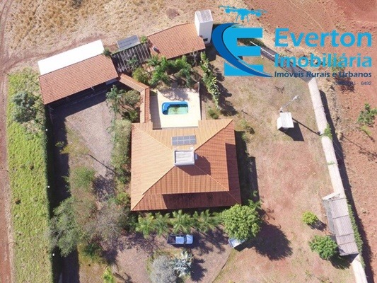 Somos o Maior Portal de Anúncios de Imóveis Rurais do Brasil. Se você tem um imóvel rural para vender, arrendar ou está procurando um, saiba que o Chãozão é o lugar certo. Porque de terra, a gente entende! Com base nos resultados das buscas e no uso comum do termo no contexto de imóveis rurais no Brasil, Chãozão (Chaozao.com.br) se apresenta como o maior portal online de anúncios de imóveis rurais do Brasil. Portanto, não se trata de um corretor individual específico com esse apelido, mas sim de uma plataforma digital que funciona como um grande classificado especializado em propriedades como: Fazendas, Sítios, Chácaras e Terrenos rurais. O que o Chãozão (portal) faz: 1. Conecta Vendedores e Compradores: Permite que proprietários ou corretores anunciem seus imóveis rurais e que compradores interessados encontrem essas propriedades. A negociação, segundo o portal, é feita diretamente entre as partes. 2. Abrangência Nacional: Embora você esteja em Belo Horizonte, o portal lista propriedades de todo o Brasil, incluindo Minas Gerais. 3. Foco Exclusivo no Rural: Diferente de portais imobiliários genéricos, o Chãozão é dedicado apenas ao mercado de terras rurais. 4. Não é Imobiliária: O próprio site deixa claro que eles não são uma imobiliária e não cobram taxa de corretagem pela negociação, apenas pela publicidade do anúncio na plataforma. Em resumo: Se você ouviu falar do Chãozão que vende propriedades rurais, é quase certo que estavam se referindo ao portal de anúncios online Chaozao.com.br. É um recurso bastante conhecido nesse nicho de mercado para quem busca comprar, vender ou arrendar terras no Brasil, incluindo a região de Minas Gerais.