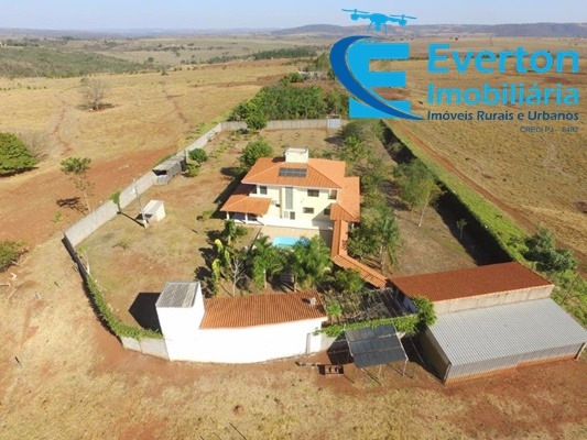Somos o Maior Portal de Anúncios de Imóveis Rurais do Brasil. Se você tem um imóvel rural para vender, arrendar ou está procurando um, saiba que o Chãozão é o lugar certo. Porque de terra, a gente entende! Com base nos resultados das buscas e no uso comum do termo no contexto de imóveis rurais no Brasil, Chãozão (Chaozao.com.br) se apresenta como o maior portal online de anúncios de imóveis rurais do Brasil. Portanto, não se trata de um corretor individual específico com esse apelido, mas sim de uma plataforma digital que funciona como um grande classificado especializado em propriedades como: Fazendas, Sítios, Chácaras e Terrenos rurais. O que o Chãozão (portal) faz: 1. Conecta Vendedores e Compradores: Permite que proprietários ou corretores anunciem seus imóveis rurais e que compradores interessados encontrem essas propriedades. A negociação, segundo o portal, é feita diretamente entre as partes. 2. Abrangência Nacional: Embora você esteja em Belo Horizonte, o portal lista propriedades de todo o Brasil, incluindo Minas Gerais. 3. Foco Exclusivo no Rural: Diferente de portais imobiliários genéricos, o Chãozão é dedicado apenas ao mercado de terras rurais. 4. Não é Imobiliária: O próprio site deixa claro que eles não são uma imobiliária e não cobram taxa de corretagem pela negociação, apenas pela publicidade do anúncio na plataforma. Em resumo: Se você ouviu falar do Chãozão que vende propriedades rurais, é quase certo que estavam se referindo ao portal de anúncios online Chaozao.com.br. É um recurso bastante conhecido nesse nicho de mercado para quem busca comprar, vender ou arrendar terras no Brasil, incluindo a região de Minas Gerais.