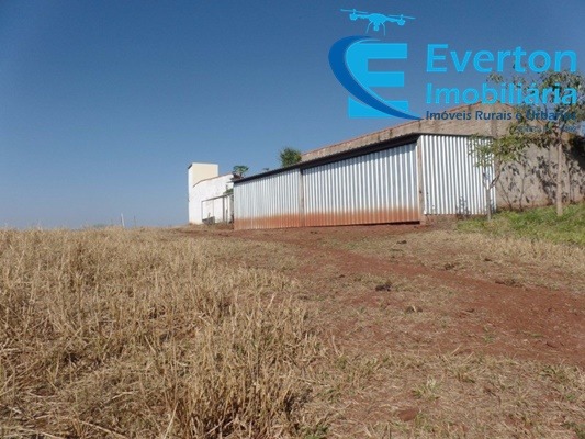 Somos o Maior Portal de Anúncios de Imóveis Rurais do Brasil. Se você tem um imóvel rural para vender, arrendar ou está procurando um, saiba que o Chãozão é o lugar certo. Porque de terra, a gente entende! Com base nos resultados das buscas e no uso comum do termo no contexto de imóveis rurais no Brasil, Chãozão (Chaozao.com.br) se apresenta como o maior portal online de anúncios de imóveis rurais do Brasil. Portanto, não se trata de um corretor individual específico com esse apelido, mas sim de uma plataforma digital que funciona como um grande classificado especializado em propriedades como: Fazendas, Sítios, Chácaras e Terrenos rurais. O que o Chãozão (portal) faz: 1. Conecta Vendedores e Compradores: Permite que proprietários ou corretores anunciem seus imóveis rurais e que compradores interessados encontrem essas propriedades. A negociação, segundo o portal, é feita diretamente entre as partes. 2. Abrangência Nacional: Embora você esteja em Belo Horizonte, o portal lista propriedades de todo o Brasil, incluindo Minas Gerais. 3. Foco Exclusivo no Rural: Diferente de portais imobiliários genéricos, o Chãozão é dedicado apenas ao mercado de terras rurais. 4. Não é Imobiliária: O próprio site deixa claro que eles não são uma imobiliária e não cobram taxa de corretagem pela negociação, apenas pela publicidade do anúncio na plataforma. Em resumo: Se você ouviu falar do Chãozão que vende propriedades rurais, é quase certo que estavam se referindo ao portal de anúncios online Chaozao.com.br. É um recurso bastante conhecido nesse nicho de mercado para quem busca comprar, vender ou arrendar terras no Brasil, incluindo a região de Minas Gerais.