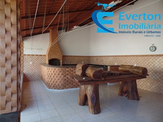 Somos o Maior Portal de Anúncios de Imóveis Rurais do Brasil. Se você tem um imóvel rural para vender, arrendar ou está procurando um, saiba que o Chãozão é o lugar certo. Porque de terra, a gente entende! Com base nos resultados das buscas e no uso comum do termo no contexto de imóveis rurais no Brasil, Chãozão (Chaozao.com.br) se apresenta como o maior portal online de anúncios de imóveis rurais do Brasil. Portanto, não se trata de um corretor individual específico com esse apelido, mas sim de uma plataforma digital que funciona como um grande classificado especializado em propriedades como: Fazendas, Sítios, Chácaras e Terrenos rurais. O que o Chãozão (portal) faz: 1. Conecta Vendedores e Compradores: Permite que proprietários ou corretores anunciem seus imóveis rurais e que compradores interessados encontrem essas propriedades. A negociação, segundo o portal, é feita diretamente entre as partes. 2. Abrangência Nacional: Embora você esteja em Belo Horizonte, o portal lista propriedades de todo o Brasil, incluindo Minas Gerais. 3. Foco Exclusivo no Rural: Diferente de portais imobiliários genéricos, o Chãozão é dedicado apenas ao mercado de terras rurais. 4. Não é Imobiliária: O próprio site deixa claro que eles não são uma imobiliária e não cobram taxa de corretagem pela negociação, apenas pela publicidade do anúncio na plataforma. Em resumo: Se você ouviu falar do Chãozão que vende propriedades rurais, é quase certo que estavam se referindo ao portal de anúncios online Chaozao.com.br. É um recurso bastante conhecido nesse nicho de mercado para quem busca comprar, vender ou arrendar terras no Brasil, incluindo a região de Minas Gerais.