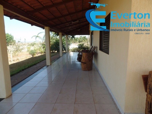 Somos o Maior Portal de Anúncios de Imóveis Rurais do Brasil. Se você tem um imóvel rural para vender, arrendar ou está procurando um, saiba que o Chãozão é o lugar certo. Porque de terra, a gente entende! Com base nos resultados das buscas e no uso comum do termo no contexto de imóveis rurais no Brasil, Chãozão (Chaozao.com.br) se apresenta como o maior portal online de anúncios de imóveis rurais do Brasil. Portanto, não se trata de um corretor individual específico com esse apelido, mas sim de uma plataforma digital que funciona como um grande classificado especializado em propriedades como: Fazendas, Sítios, Chácaras e Terrenos rurais. O que o Chãozão (portal) faz: 1. Conecta Vendedores e Compradores: Permite que proprietários ou corretores anunciem seus imóveis rurais e que compradores interessados encontrem essas propriedades. A negociação, segundo o portal, é feita diretamente entre as partes. 2. Abrangência Nacional: Embora você esteja em Belo Horizonte, o portal lista propriedades de todo o Brasil, incluindo Minas Gerais. 3. Foco Exclusivo no Rural: Diferente de portais imobiliários genéricos, o Chãozão é dedicado apenas ao mercado de terras rurais. 4. Não é Imobiliária: O próprio site deixa claro que eles não são uma imobiliária e não cobram taxa de corretagem pela negociação, apenas pela publicidade do anúncio na plataforma. Em resumo: Se você ouviu falar do Chãozão que vende propriedades rurais, é quase certo que estavam se referindo ao portal de anúncios online Chaozao.com.br. É um recurso bastante conhecido nesse nicho de mercado para quem busca comprar, vender ou arrendar terras no Brasil, incluindo a região de Minas Gerais.