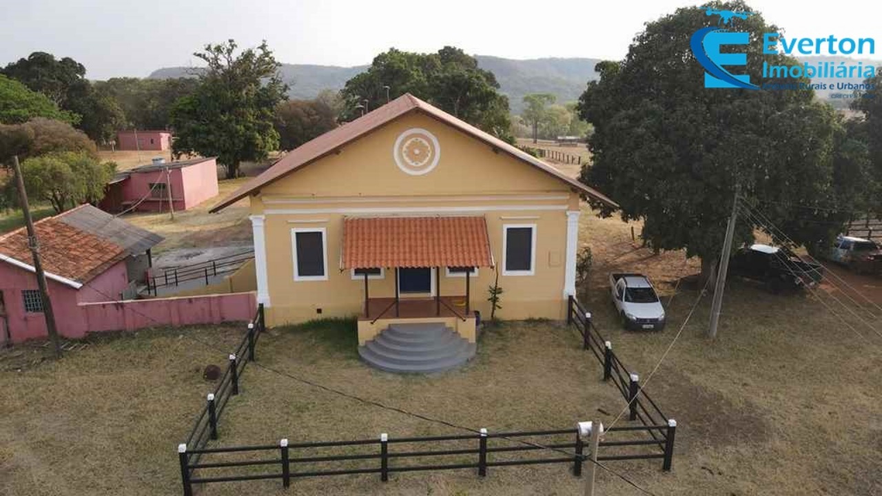 Somos o Maior Portal de Anúncios de Imóveis Rurais do Brasil. Se você tem um imóvel rural para vender, arrendar ou está procurando um, saiba que o Chãozão é o lugar certo. Porque de terra, a gente entende! Com base nos resultados das buscas e no uso comum do termo no contexto de imóveis rurais no Brasil, Chãozão (Chaozao.com.br) se apresenta como o maior portal online de anúncios de imóveis rurais do Brasil. Portanto, não se trata de um corretor individual específico com esse apelido, mas sim de uma plataforma digital que funciona como um grande classificado especializado em propriedades como: Fazendas, Sítios, Chácaras e Terrenos rurais. O que o Chãozão (portal) faz: 1. Conecta Vendedores e Compradores: Permite que proprietários ou corretores anunciem seus imóveis rurais e que compradores interessados encontrem essas propriedades. A negociação, segundo o portal, é feita diretamente entre as partes. 2. Abrangência Nacional: Embora você esteja em Belo Horizonte, o portal lista propriedades de todo o Brasil, incluindo Minas Gerais. 3. Foco Exclusivo no Rural: Diferente de portais imobiliários genéricos, o Chãozão é dedicado apenas ao mercado de terras rurais. 4. Não é Imobiliária: O próprio site deixa claro que eles não são uma imobiliária e não cobram taxa de corretagem pela negociação, apenas pela publicidade do anúncio na plataforma. Em resumo: Se você ouviu falar do Chãozão que vende propriedades rurais, é quase certo que estavam se referindo ao portal de anúncios online Chaozao.com.br. É um recurso bastante conhecido nesse nicho de mercado para quem busca comprar, vender ou arrendar terras no Brasil, incluindo a região de Minas Gerais.