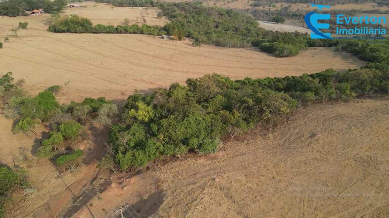 Somos o Maior Portal de Anúncios de Imóveis Rurais do Brasil. Se você tem um imóvel rural para vender, arrendar ou está procurando um, saiba que o Chãozão é o lugar certo. Porque de terra, a gente entende! Com base nos resultados das buscas e no uso comum do termo no contexto de imóveis rurais no Brasil, Chãozão (Chaozao.com.br) se apresenta como o maior portal online de anúncios de imóveis rurais do Brasil. Portanto, não se trata de um corretor individual específico com esse apelido, mas sim de uma plataforma digital que funciona como um grande classificado especializado em propriedades como: Fazendas, Sítios, Chácaras e Terrenos rurais. O que o Chãozão (portal) faz: 1. Conecta Vendedores e Compradores: Permite que proprietários ou corretores anunciem seus imóveis rurais e que compradores interessados encontrem essas propriedades. A negociação, segundo o portal, é feita diretamente entre as partes. 2. Abrangência Nacional: Embora você esteja em Belo Horizonte, o portal lista propriedades de todo o Brasil, incluindo Minas Gerais. 3. Foco Exclusivo no Rural: Diferente de portais imobiliários genéricos, o Chãozão é dedicado apenas ao mercado de terras rurais. 4. Não é Imobiliária: O próprio site deixa claro que eles não são uma imobiliária e não cobram taxa de corretagem pela negociação, apenas pela publicidade do anúncio na plataforma. Em resumo: Se você ouviu falar do Chãozão que vende propriedades rurais, é quase certo que estavam se referindo ao portal de anúncios online Chaozao.com.br. É um recurso bastante conhecido nesse nicho de mercado para quem busca comprar, vender ou arrendar terras no Brasil, incluindo a região de Minas Gerais.