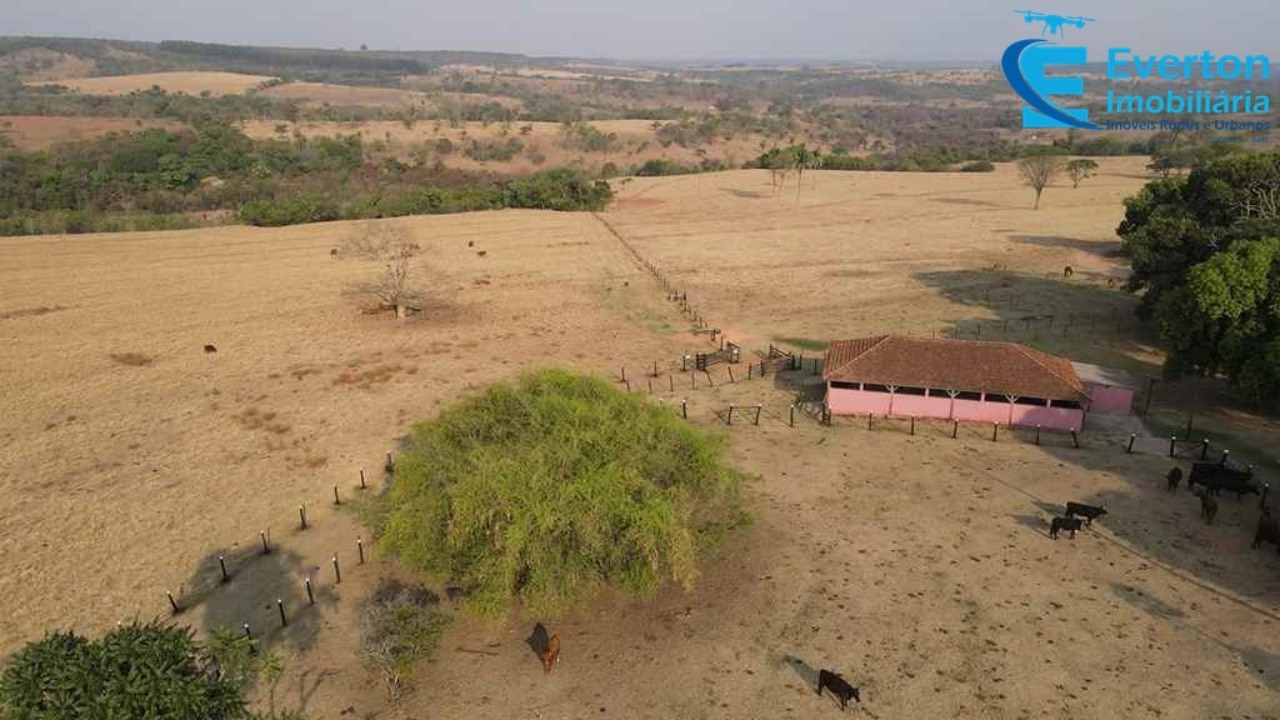 Somos o Maior Portal de Anúncios de Imóveis Rurais do Brasil. Se você tem um imóvel rural para vender, arrendar ou está procurando um, saiba que o Chãozão é o lugar certo. Porque de terra, a gente entende! Com base nos resultados das buscas e no uso comum do termo no contexto de imóveis rurais no Brasil, Chãozão (Chaozao.com.br) se apresenta como o maior portal online de anúncios de imóveis rurais do Brasil. Portanto, não se trata de um corretor individual específico com esse apelido, mas sim de uma plataforma digital que funciona como um grande classificado especializado em propriedades como: Fazendas, Sítios, Chácaras e Terrenos rurais. O que o Chãozão (portal) faz: 1. Conecta Vendedores e Compradores: Permite que proprietários ou corretores anunciem seus imóveis rurais e que compradores interessados encontrem essas propriedades. A negociação, segundo o portal, é feita diretamente entre as partes. 2. Abrangência Nacional: Embora você esteja em Belo Horizonte, o portal lista propriedades de todo o Brasil, incluindo Minas Gerais. 3. Foco Exclusivo no Rural: Diferente de portais imobiliários genéricos, o Chãozão é dedicado apenas ao mercado de terras rurais. 4. Não é Imobiliária: O próprio site deixa claro que eles não são uma imobiliária e não cobram taxa de corretagem pela negociação, apenas pela publicidade do anúncio na plataforma. Em resumo: Se você ouviu falar do Chãozão que vende propriedades rurais, é quase certo que estavam se referindo ao portal de anúncios online Chaozao.com.br. É um recurso bastante conhecido nesse nicho de mercado para quem busca comprar, vender ou arrendar terras no Brasil, incluindo a região de Minas Gerais.