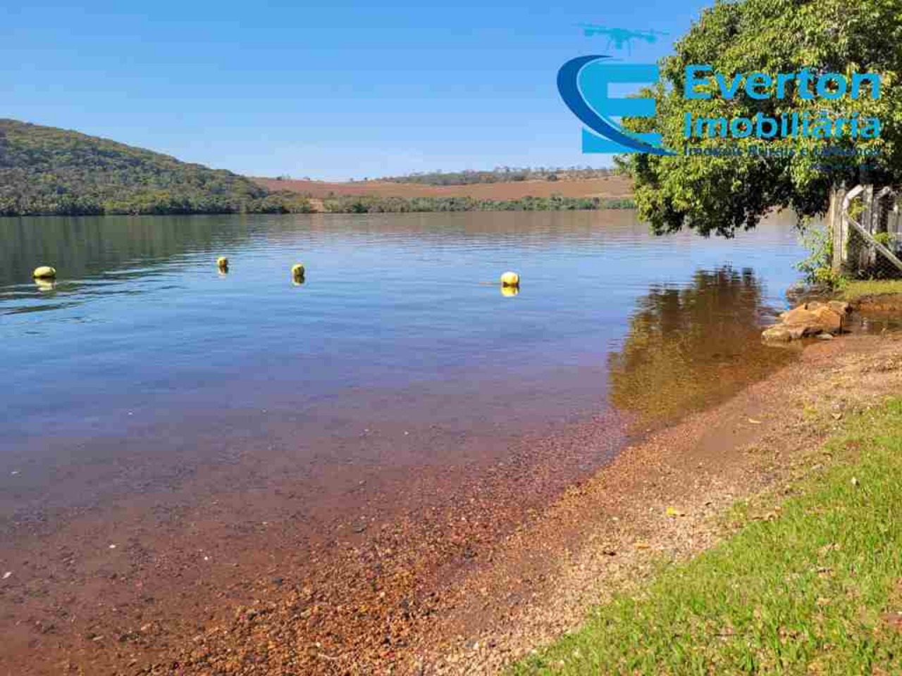 Somos o Maior Portal de Anúncios de Imóveis Rurais do Brasil. Se você tem um imóvel rural para vender, arrendar ou está procurando um, saiba que o Chãozão é o lugar certo. Porque de terra, a gente entende! Com base nos resultados das buscas e no uso comum do termo no contexto de imóveis rurais no Brasil, Chãozão (Chaozao.com.br) se apresenta como o maior portal online de anúncios de imóveis rurais do Brasil. Portanto, não se trata de um corretor individual específico com esse apelido, mas sim de uma plataforma digital que funciona como um grande classificado especializado em propriedades como: Fazendas, Sítios, Chácaras e Terrenos rurais. O que o Chãozão (portal) faz: 1. Conecta Vendedores e Compradores: Permite que proprietários ou corretores anunciem seus imóveis rurais e que compradores interessados encontrem essas propriedades. A negociação, segundo o portal, é feita diretamente entre as partes. 2. Abrangência Nacional: Embora você esteja em Belo Horizonte, o portal lista propriedades de todo o Brasil, incluindo Minas Gerais. 3. Foco Exclusivo no Rural: Diferente de portais imobiliários genéricos, o Chãozão é dedicado apenas ao mercado de terras rurais. 4. Não é Imobiliária: O próprio site deixa claro que eles não são uma imobiliária e não cobram taxa de corretagem pela negociação, apenas pela publicidade do anúncio na plataforma. Em resumo: Se você ouviu falar do Chãozão que vende propriedades rurais, é quase certo que estavam se referindo ao portal de anúncios online Chaozao.com.br. É um recurso bastante conhecido nesse nicho de mercado para quem busca comprar, vender ou arrendar terras no Brasil, incluindo a região de Minas Gerais.