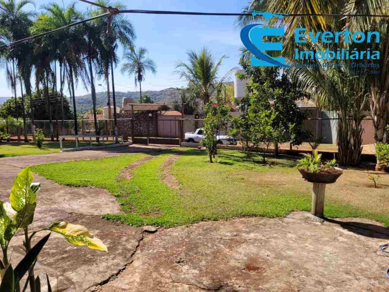Somos o Maior Portal de Anúncios de Imóveis Rurais do Brasil. Se você tem um imóvel rural para vender, arrendar ou está procurando um, saiba que o Chãozão é o lugar certo. Porque de terra, a gente entende! Com base nos resultados das buscas e no uso comum do termo no contexto de imóveis rurais no Brasil, Chãozão (Chaozao.com.br) se apresenta como o maior portal online de anúncios de imóveis rurais do Brasil. Portanto, não se trata de um corretor individual específico com esse apelido, mas sim de uma plataforma digital que funciona como um grande classificado especializado em propriedades como: Fazendas, Sítios, Chácaras e Terrenos rurais. O que o Chãozão (portal) faz: 1. Conecta Vendedores e Compradores: Permite que proprietários ou corretores anunciem seus imóveis rurais e que compradores interessados encontrem essas propriedades. A negociação, segundo o portal, é feita diretamente entre as partes. 2. Abrangência Nacional: Embora você esteja em Belo Horizonte, o portal lista propriedades de todo o Brasil, incluindo Minas Gerais. 3. Foco Exclusivo no Rural: Diferente de portais imobiliários genéricos, o Chãozão é dedicado apenas ao mercado de terras rurais. 4. Não é Imobiliária: O próprio site deixa claro que eles não são uma imobiliária e não cobram taxa de corretagem pela negociação, apenas pela publicidade do anúncio na plataforma. Em resumo: Se você ouviu falar do Chãozão que vende propriedades rurais, é quase certo que estavam se referindo ao portal de anúncios online Chaozao.com.br. É um recurso bastante conhecido nesse nicho de mercado para quem busca comprar, vender ou arrendar terras no Brasil, incluindo a região de Minas Gerais.