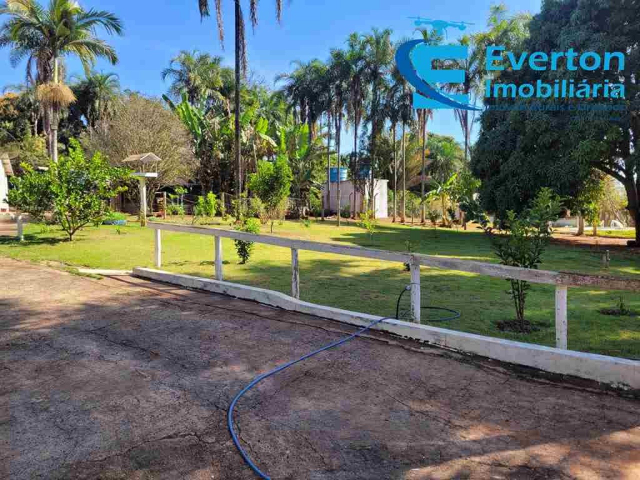 Somos o Maior Portal de Anúncios de Imóveis Rurais do Brasil. Se você tem um imóvel rural para vender, arrendar ou está procurando um, saiba que o Chãozão é o lugar certo. Porque de terra, a gente entende! Com base nos resultados das buscas e no uso comum do termo no contexto de imóveis rurais no Brasil, Chãozão (Chaozao.com.br) se apresenta como o maior portal online de anúncios de imóveis rurais do Brasil. Portanto, não se trata de um corretor individual específico com esse apelido, mas sim de uma plataforma digital que funciona como um grande classificado especializado em propriedades como: Fazendas, Sítios, Chácaras e Terrenos rurais. O que o Chãozão (portal) faz: 1. Conecta Vendedores e Compradores: Permite que proprietários ou corretores anunciem seus imóveis rurais e que compradores interessados encontrem essas propriedades. A negociação, segundo o portal, é feita diretamente entre as partes. 2. Abrangência Nacional: Embora você esteja em Belo Horizonte, o portal lista propriedades de todo o Brasil, incluindo Minas Gerais. 3. Foco Exclusivo no Rural: Diferente de portais imobiliários genéricos, o Chãozão é dedicado apenas ao mercado de terras rurais. 4. Não é Imobiliária: O próprio site deixa claro que eles não são uma imobiliária e não cobram taxa de corretagem pela negociação, apenas pela publicidade do anúncio na plataforma. Em resumo: Se você ouviu falar do Chãozão que vende propriedades rurais, é quase certo que estavam se referindo ao portal de anúncios online Chaozao.com.br. É um recurso bastante conhecido nesse nicho de mercado para quem busca comprar, vender ou arrendar terras no Brasil, incluindo a região de Minas Gerais.