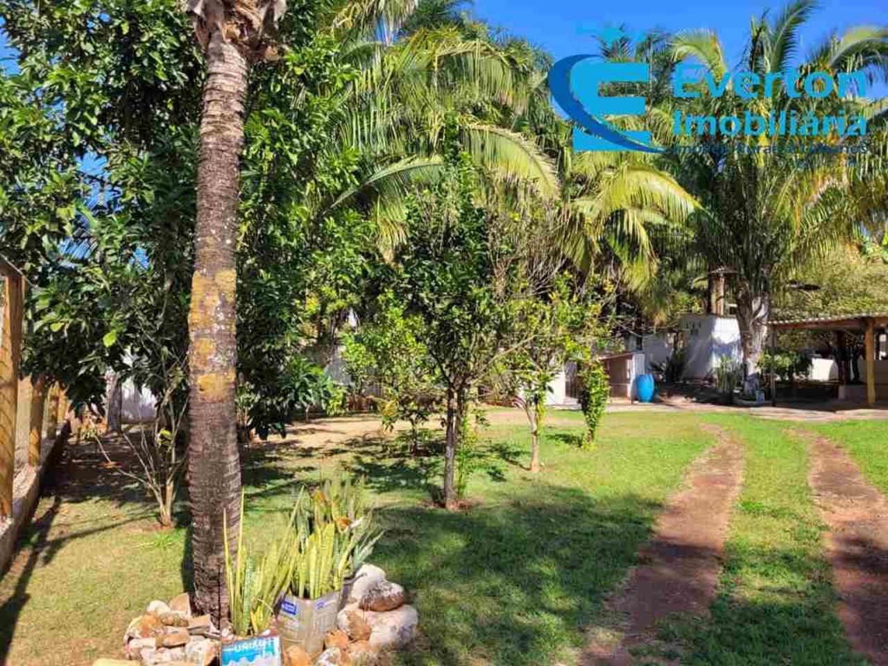 Somos o Maior Portal de Anúncios de Imóveis Rurais do Brasil. Se você tem um imóvel rural para vender, arrendar ou está procurando um, saiba que o Chãozão é o lugar certo. Porque de terra, a gente entende! Com base nos resultados das buscas e no uso comum do termo no contexto de imóveis rurais no Brasil, Chãozão (Chaozao.com.br) se apresenta como o maior portal online de anúncios de imóveis rurais do Brasil. Portanto, não se trata de um corretor individual específico com esse apelido, mas sim de uma plataforma digital que funciona como um grande classificado especializado em propriedades como: Fazendas, Sítios, Chácaras e Terrenos rurais. O que o Chãozão (portal) faz: 1. Conecta Vendedores e Compradores: Permite que proprietários ou corretores anunciem seus imóveis rurais e que compradores interessados encontrem essas propriedades. A negociação, segundo o portal, é feita diretamente entre as partes. 2. Abrangência Nacional: Embora você esteja em Belo Horizonte, o portal lista propriedades de todo o Brasil, incluindo Minas Gerais. 3. Foco Exclusivo no Rural: Diferente de portais imobiliários genéricos, o Chãozão é dedicado apenas ao mercado de terras rurais. 4. Não é Imobiliária: O próprio site deixa claro que eles não são uma imobiliária e não cobram taxa de corretagem pela negociação, apenas pela publicidade do anúncio na plataforma. Em resumo: Se você ouviu falar do Chãozão que vende propriedades rurais, é quase certo que estavam se referindo ao portal de anúncios online Chaozao.com.br. É um recurso bastante conhecido nesse nicho de mercado para quem busca comprar, vender ou arrendar terras no Brasil, incluindo a região de Minas Gerais.