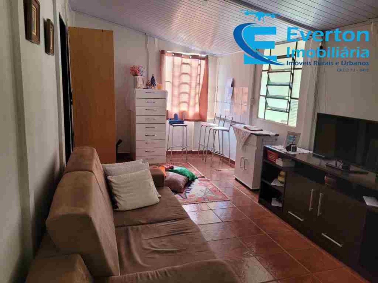 Somos o Maior Portal de Anúncios de Imóveis Rurais do Brasil. Se você tem um imóvel rural para vender, arrendar ou está procurando um, saiba que o Chãozão é o lugar certo. Porque de terra, a gente entende! Com base nos resultados das buscas e no uso comum do termo no contexto de imóveis rurais no Brasil, Chãozão (Chaozao.com.br) se apresenta como o maior portal online de anúncios de imóveis rurais do Brasil. Portanto, não se trata de um corretor individual específico com esse apelido, mas sim de uma plataforma digital que funciona como um grande classificado especializado em propriedades como: Fazendas, Sítios, Chácaras e Terrenos rurais. O que o Chãozão (portal) faz: 1. Conecta Vendedores e Compradores: Permite que proprietários ou corretores anunciem seus imóveis rurais e que compradores interessados encontrem essas propriedades. A negociação, segundo o portal, é feita diretamente entre as partes. 2. Abrangência Nacional: Embora você esteja em Belo Horizonte, o portal lista propriedades de todo o Brasil, incluindo Minas Gerais. 3. Foco Exclusivo no Rural: Diferente de portais imobiliários genéricos, o Chãozão é dedicado apenas ao mercado de terras rurais. 4. Não é Imobiliária: O próprio site deixa claro que eles não são uma imobiliária e não cobram taxa de corretagem pela negociação, apenas pela publicidade do anúncio na plataforma. Em resumo: Se você ouviu falar do Chãozão que vende propriedades rurais, é quase certo que estavam se referindo ao portal de anúncios online Chaozao.com.br. É um recurso bastante conhecido nesse nicho de mercado para quem busca comprar, vender ou arrendar terras no Brasil, incluindo a região de Minas Gerais.