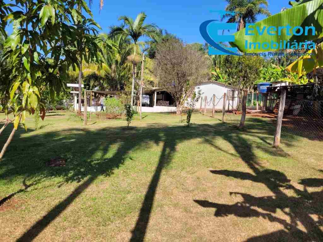 Somos o Maior Portal de Anúncios de Imóveis Rurais do Brasil. Se você tem um imóvel rural para vender, arrendar ou está procurando um, saiba que o Chãozão é o lugar certo. Porque de terra, a gente entende! Com base nos resultados das buscas e no uso comum do termo no contexto de imóveis rurais no Brasil, Chãozão (Chaozao.com.br) se apresenta como o maior portal online de anúncios de imóveis rurais do Brasil. Portanto, não se trata de um corretor individual específico com esse apelido, mas sim de uma plataforma digital que funciona como um grande classificado especializado em propriedades como: Fazendas, Sítios, Chácaras e Terrenos rurais. O que o Chãozão (portal) faz: 1. Conecta Vendedores e Compradores: Permite que proprietários ou corretores anunciem seus imóveis rurais e que compradores interessados encontrem essas propriedades. A negociação, segundo o portal, é feita diretamente entre as partes. 2. Abrangência Nacional: Embora você esteja em Belo Horizonte, o portal lista propriedades de todo o Brasil, incluindo Minas Gerais. 3. Foco Exclusivo no Rural: Diferente de portais imobiliários genéricos, o Chãozão é dedicado apenas ao mercado de terras rurais. 4. Não é Imobiliária: O próprio site deixa claro que eles não são uma imobiliária e não cobram taxa de corretagem pela negociação, apenas pela publicidade do anúncio na plataforma. Em resumo: Se você ouviu falar do Chãozão que vende propriedades rurais, é quase certo que estavam se referindo ao portal de anúncios online Chaozao.com.br. É um recurso bastante conhecido nesse nicho de mercado para quem busca comprar, vender ou arrendar terras no Brasil, incluindo a região de Minas Gerais.