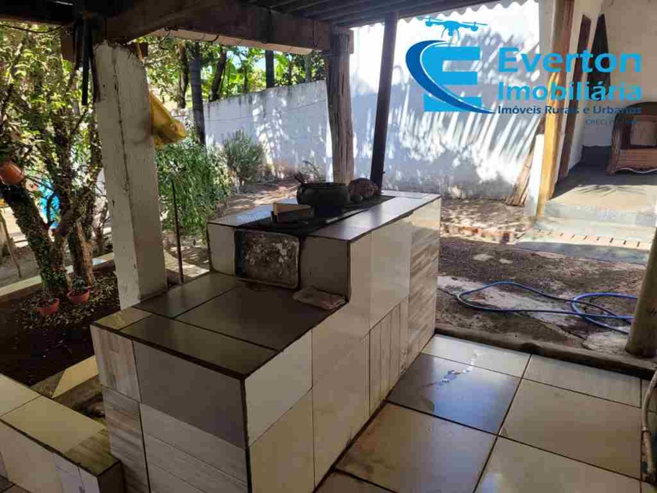 Somos o Maior Portal de Anúncios de Imóveis Rurais do Brasil. Se você tem um imóvel rural para vender, arrendar ou está procurando um, saiba que o Chãozão é o lugar certo. Porque de terra, a gente entende! Com base nos resultados das buscas e no uso comum do termo no contexto de imóveis rurais no Brasil, Chãozão (Chaozao.com.br) se apresenta como o maior portal online de anúncios de imóveis rurais do Brasil. Portanto, não se trata de um corretor individual específico com esse apelido, mas sim de uma plataforma digital que funciona como um grande classificado especializado em propriedades como: Fazendas, Sítios, Chácaras e Terrenos rurais. O que o Chãozão (portal) faz: 1. Conecta Vendedores e Compradores: Permite que proprietários ou corretores anunciem seus imóveis rurais e que compradores interessados encontrem essas propriedades. A negociação, segundo o portal, é feita diretamente entre as partes. 2. Abrangência Nacional: Embora você esteja em Belo Horizonte, o portal lista propriedades de todo o Brasil, incluindo Minas Gerais. 3. Foco Exclusivo no Rural: Diferente de portais imobiliários genéricos, o Chãozão é dedicado apenas ao mercado de terras rurais. 4. Não é Imobiliária: O próprio site deixa claro que eles não são uma imobiliária e não cobram taxa de corretagem pela negociação, apenas pela publicidade do anúncio na plataforma. Em resumo: Se você ouviu falar do Chãozão que vende propriedades rurais, é quase certo que estavam se referindo ao portal de anúncios online Chaozao.com.br. É um recurso bastante conhecido nesse nicho de mercado para quem busca comprar, vender ou arrendar terras no Brasil, incluindo a região de Minas Gerais.