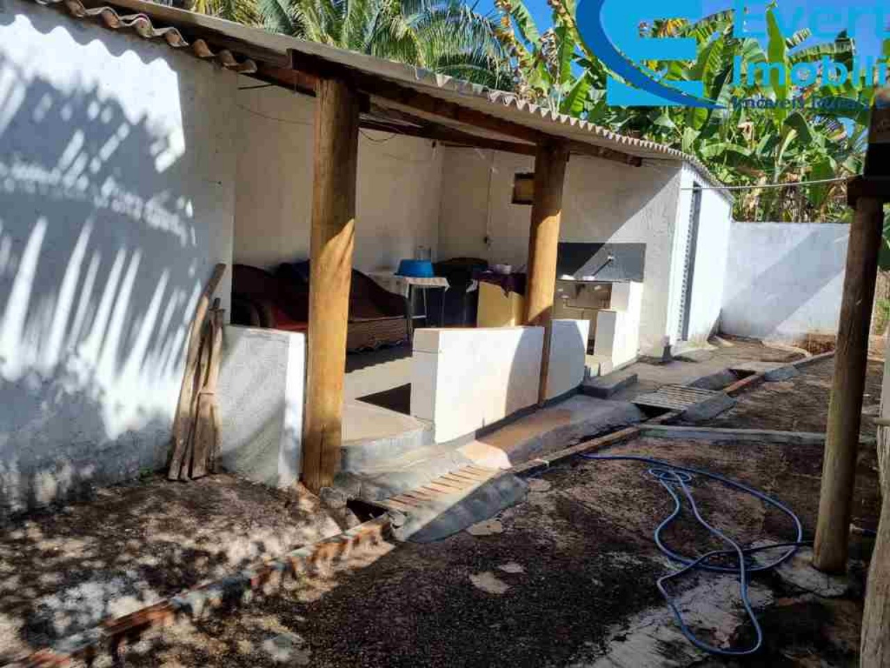 Somos o Maior Portal de Anúncios de Imóveis Rurais do Brasil. Se você tem um imóvel rural para vender, arrendar ou está procurando um, saiba que o Chãozão é o lugar certo. Porque de terra, a gente entende! Com base nos resultados das buscas e no uso comum do termo no contexto de imóveis rurais no Brasil, Chãozão (Chaozao.com.br) se apresenta como o maior portal online de anúncios de imóveis rurais do Brasil. Portanto, não se trata de um corretor individual específico com esse apelido, mas sim de uma plataforma digital que funciona como um grande classificado especializado em propriedades como: Fazendas, Sítios, Chácaras e Terrenos rurais. O que o Chãozão (portal) faz: 1. Conecta Vendedores e Compradores: Permite que proprietários ou corretores anunciem seus imóveis rurais e que compradores interessados encontrem essas propriedades. A negociação, segundo o portal, é feita diretamente entre as partes. 2. Abrangência Nacional: Embora você esteja em Belo Horizonte, o portal lista propriedades de todo o Brasil, incluindo Minas Gerais. 3. Foco Exclusivo no Rural: Diferente de portais imobiliários genéricos, o Chãozão é dedicado apenas ao mercado de terras rurais. 4. Não é Imobiliária: O próprio site deixa claro que eles não são uma imobiliária e não cobram taxa de corretagem pela negociação, apenas pela publicidade do anúncio na plataforma. Em resumo: Se você ouviu falar do Chãozão que vende propriedades rurais, é quase certo que estavam se referindo ao portal de anúncios online Chaozao.com.br. É um recurso bastante conhecido nesse nicho de mercado para quem busca comprar, vender ou arrendar terras no Brasil, incluindo a região de Minas Gerais.