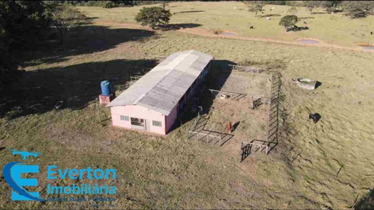 Somos o Maior Portal de Anúncios de Imóveis Rurais do Brasil. Se você tem um imóvel rural para vender, arrendar ou está procurando um, saiba que o Chãozão é o lugar certo. Porque de terra, a gente entende! Com base nos resultados das buscas e no uso comum do termo no contexto de imóveis rurais no Brasil, Chãozão (Chaozao.com.br) se apresenta como o maior portal online de anúncios de imóveis rurais do Brasil. Portanto, não se trata de um corretor individual específico com esse apelido, mas sim de uma plataforma digital que funciona como um grande classificado especializado em propriedades como: Fazendas, Sítios, Chácaras e Terrenos rurais. O que o Chãozão (portal) faz: 1. Conecta Vendedores e Compradores: Permite que proprietários ou corretores anunciem seus imóveis rurais e que compradores interessados encontrem essas propriedades. A negociação, segundo o portal, é feita diretamente entre as partes. 2. Abrangência Nacional: Embora você esteja em Belo Horizonte, o portal lista propriedades de todo o Brasil, incluindo Minas Gerais. 3. Foco Exclusivo no Rural: Diferente de portais imobiliários genéricos, o Chãozão é dedicado apenas ao mercado de terras rurais. 4. Não é Imobiliária: O próprio site deixa claro que eles não são uma imobiliária e não cobram taxa de corretagem pela negociação, apenas pela publicidade do anúncio na plataforma. Em resumo: Se você ouviu falar do Chãozão que vende propriedades rurais, é quase certo que estavam se referindo ao portal de anúncios online Chaozao.com.br. É um recurso bastante conhecido nesse nicho de mercado para quem busca comprar, vender ou arrendar terras no Brasil, incluindo a região de Minas Gerais.