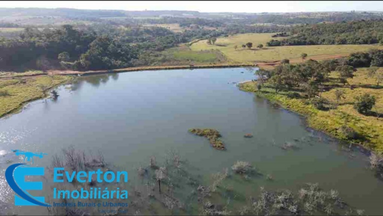 Somos o Maior Portal de Anúncios de Imóveis Rurais do Brasil. Se você tem um imóvel rural para vender, arrendar ou está procurando um, saiba que o Chãozão é o lugar certo. Porque de terra, a gente entende! Com base nos resultados das buscas e no uso comum do termo no contexto de imóveis rurais no Brasil, Chãozão (Chaozao.com.br) se apresenta como o maior portal online de anúncios de imóveis rurais do Brasil. Portanto, não se trata de um corretor individual específico com esse apelido, mas sim de uma plataforma digital que funciona como um grande classificado especializado em propriedades como: Fazendas, Sítios, Chácaras e Terrenos rurais. O que o Chãozão (portal) faz: 1. Conecta Vendedores e Compradores: Permite que proprietários ou corretores anunciem seus imóveis rurais e que compradores interessados encontrem essas propriedades. A negociação, segundo o portal, é feita diretamente entre as partes. 2. Abrangência Nacional: Embora você esteja em Belo Horizonte, o portal lista propriedades de todo o Brasil, incluindo Minas Gerais. 3. Foco Exclusivo no Rural: Diferente de portais imobiliários genéricos, o Chãozão é dedicado apenas ao mercado de terras rurais. 4. Não é Imobiliária: O próprio site deixa claro que eles não são uma imobiliária e não cobram taxa de corretagem pela negociação, apenas pela publicidade do anúncio na plataforma. Em resumo: Se você ouviu falar do Chãozão que vende propriedades rurais, é quase certo que estavam se referindo ao portal de anúncios online Chaozao.com.br. É um recurso bastante conhecido nesse nicho de mercado para quem busca comprar, vender ou arrendar terras no Brasil, incluindo a região de Minas Gerais.