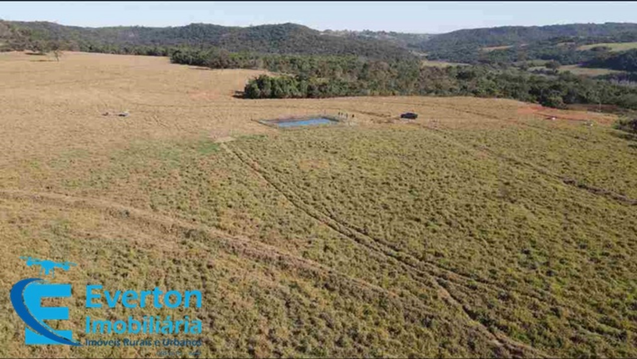 Somos o Maior Portal de Anúncios de Imóveis Rurais do Brasil. Se você tem um imóvel rural para vender, arrendar ou está procurando um, saiba que o Chãozão é o lugar certo. Porque de terra, a gente entende! Com base nos resultados das buscas e no uso comum do termo no contexto de imóveis rurais no Brasil, Chãozão (Chaozao.com.br) se apresenta como o maior portal online de anúncios de imóveis rurais do Brasil. Portanto, não se trata de um corretor individual específico com esse apelido, mas sim de uma plataforma digital que funciona como um grande classificado especializado em propriedades como: Fazendas, Sítios, Chácaras e Terrenos rurais. O que o Chãozão (portal) faz: 1. Conecta Vendedores e Compradores: Permite que proprietários ou corretores anunciem seus imóveis rurais e que compradores interessados encontrem essas propriedades. A negociação, segundo o portal, é feita diretamente entre as partes. 2. Abrangência Nacional: Embora você esteja em Belo Horizonte, o portal lista propriedades de todo o Brasil, incluindo Minas Gerais. 3. Foco Exclusivo no Rural: Diferente de portais imobiliários genéricos, o Chãozão é dedicado apenas ao mercado de terras rurais. 4. Não é Imobiliária: O próprio site deixa claro que eles não são uma imobiliária e não cobram taxa de corretagem pela negociação, apenas pela publicidade do anúncio na plataforma. Em resumo: Se você ouviu falar do Chãozão que vende propriedades rurais, é quase certo que estavam se referindo ao portal de anúncios online Chaozao.com.br. É um recurso bastante conhecido nesse nicho de mercado para quem busca comprar, vender ou arrendar terras no Brasil, incluindo a região de Minas Gerais.