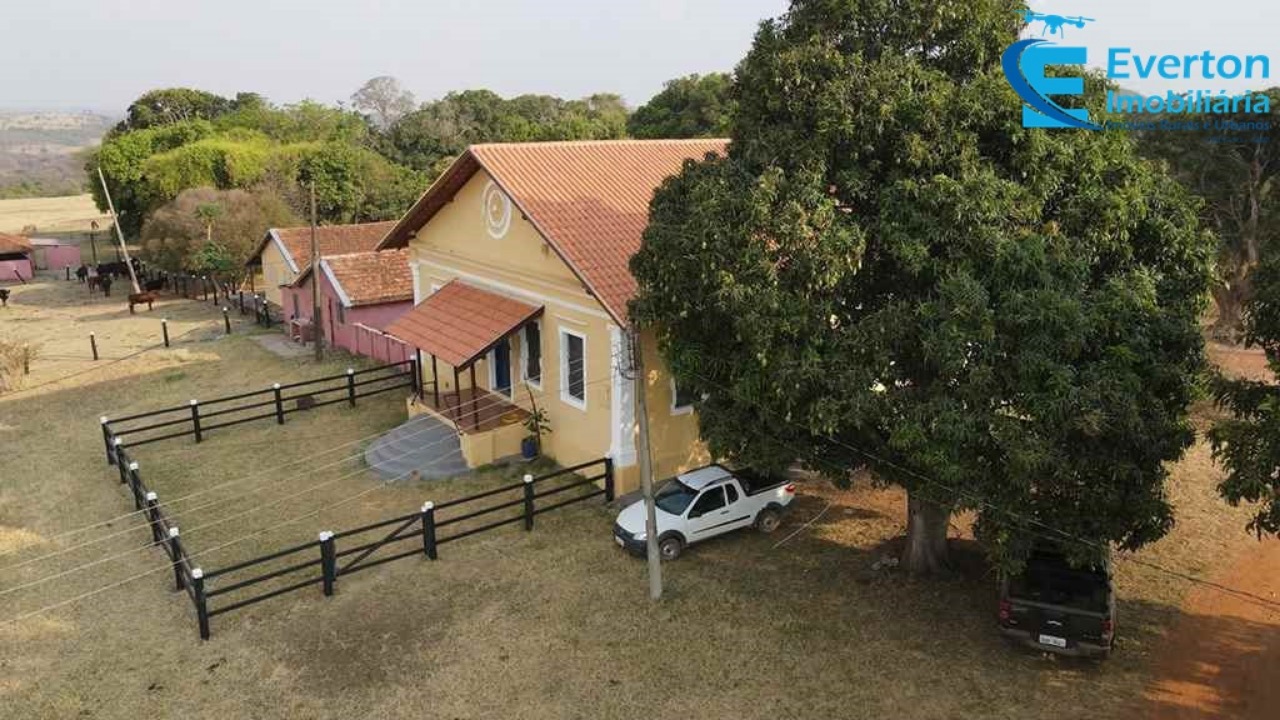Somos o Maior Portal de Anúncios de Imóveis Rurais do Brasil. Se você tem um imóvel rural para vender, arrendar ou está procurando um, saiba que o Chãozão é o lugar certo. Porque de terra, a gente entende! Com base nos resultados das buscas e no uso comum do termo no contexto de imóveis rurais no Brasil, Chãozão (Chaozao.com.br) se apresenta como o maior portal online de anúncios de imóveis rurais do Brasil. Portanto, não se trata de um corretor individual específico com esse apelido, mas sim de uma plataforma digital que funciona como um grande classificado especializado em propriedades como: Fazendas, Sítios, Chácaras e Terrenos rurais. O que o Chãozão (portal) faz: 1. Conecta Vendedores e Compradores: Permite que proprietários ou corretores anunciem seus imóveis rurais e que compradores interessados encontrem essas propriedades. A negociação, segundo o portal, é feita diretamente entre as partes. 2. Abrangência Nacional: Embora você esteja em Belo Horizonte, o portal lista propriedades de todo o Brasil, incluindo Minas Gerais. 3. Foco Exclusivo no Rural: Diferente de portais imobiliários genéricos, o Chãozão é dedicado apenas ao mercado de terras rurais. 4. Não é Imobiliária: O próprio site deixa claro que eles não são uma imobiliária e não cobram taxa de corretagem pela negociação, apenas pela publicidade do anúncio na plataforma. Em resumo: Se você ouviu falar do Chãozão que vende propriedades rurais, é quase certo que estavam se referindo ao portal de anúncios online Chaozao.com.br. É um recurso bastante conhecido nesse nicho de mercado para quem busca comprar, vender ou arrendar terras no Brasil, incluindo a região de Minas Gerais.