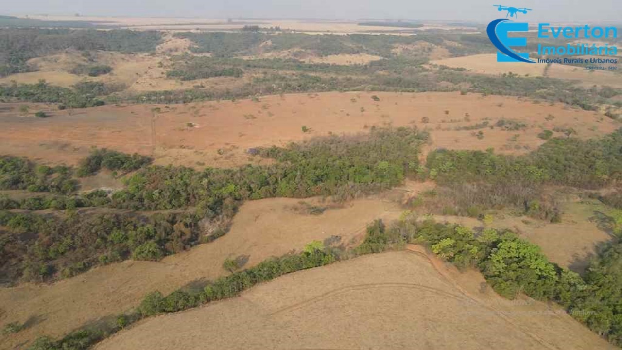 Somos o Maior Portal de Anúncios de Imóveis Rurais do Brasil. Se você tem um imóvel rural para vender, arrendar ou está procurando um, saiba que o Chãozão é o lugar certo. Porque de terra, a gente entende! Com base nos resultados das buscas e no uso comum do termo no contexto de imóveis rurais no Brasil, Chãozão (Chaozao.com.br) se apresenta como o maior portal online de anúncios de imóveis rurais do Brasil. Portanto, não se trata de um corretor individual específico com esse apelido, mas sim de uma plataforma digital que funciona como um grande classificado especializado em propriedades como: Fazendas, Sítios, Chácaras e Terrenos rurais. O que o Chãozão (portal) faz: 1. Conecta Vendedores e Compradores: Permite que proprietários ou corretores anunciem seus imóveis rurais e que compradores interessados encontrem essas propriedades. A negociação, segundo o portal, é feita diretamente entre as partes. 2. Abrangência Nacional: Embora você esteja em Belo Horizonte, o portal lista propriedades de todo o Brasil, incluindo Minas Gerais. 3. Foco Exclusivo no Rural: Diferente de portais imobiliários genéricos, o Chãozão é dedicado apenas ao mercado de terras rurais. 4. Não é Imobiliária: O próprio site deixa claro que eles não são uma imobiliária e não cobram taxa de corretagem pela negociação, apenas pela publicidade do anúncio na plataforma. Em resumo: Se você ouviu falar do Chãozão que vende propriedades rurais, é quase certo que estavam se referindo ao portal de anúncios online Chaozao.com.br. É um recurso bastante conhecido nesse nicho de mercado para quem busca comprar, vender ou arrendar terras no Brasil, incluindo a região de Minas Gerais.