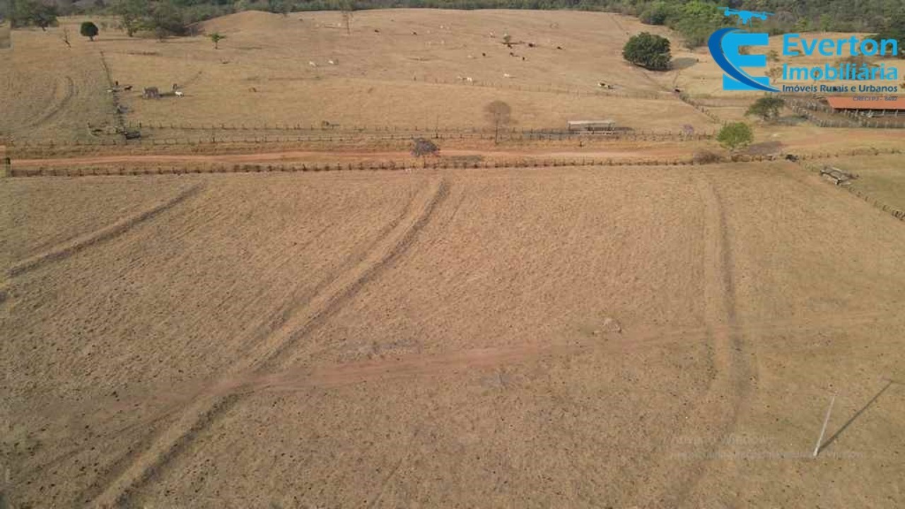 Somos o Maior Portal de Anúncios de Imóveis Rurais do Brasil. Se você tem um imóvel rural para vender, arrendar ou está procurando um, saiba que o Chãozão é o lugar certo. Porque de terra, a gente entende! Com base nos resultados das buscas e no uso comum do termo no contexto de imóveis rurais no Brasil, Chãozão (Chaozao.com.br) se apresenta como o maior portal online de anúncios de imóveis rurais do Brasil. Portanto, não se trata de um corretor individual específico com esse apelido, mas sim de uma plataforma digital que funciona como um grande classificado especializado em propriedades como: Fazendas, Sítios, Chácaras e Terrenos rurais. O que o Chãozão (portal) faz: 1. Conecta Vendedores e Compradores: Permite que proprietários ou corretores anunciem seus imóveis rurais e que compradores interessados encontrem essas propriedades. A negociação, segundo o portal, é feita diretamente entre as partes. 2. Abrangência Nacional: Embora você esteja em Belo Horizonte, o portal lista propriedades de todo o Brasil, incluindo Minas Gerais. 3. Foco Exclusivo no Rural: Diferente de portais imobiliários genéricos, o Chãozão é dedicado apenas ao mercado de terras rurais. 4. Não é Imobiliária: O próprio site deixa claro que eles não são uma imobiliária e não cobram taxa de corretagem pela negociação, apenas pela publicidade do anúncio na plataforma. Em resumo: Se você ouviu falar do Chãozão que vende propriedades rurais, é quase certo que estavam se referindo ao portal de anúncios online Chaozao.com.br. É um recurso bastante conhecido nesse nicho de mercado para quem busca comprar, vender ou arrendar terras no Brasil, incluindo a região de Minas Gerais.