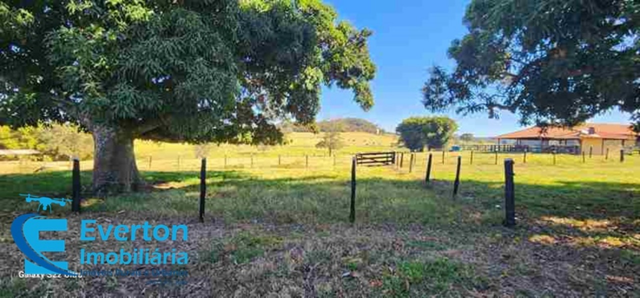 Somos o Maior Portal de Anúncios de Imóveis Rurais do Brasil. Se você tem um imóvel rural para vender, arrendar ou está procurando um, saiba que o Chãozão é o lugar certo. Porque de terra, a gente entende! Com base nos resultados das buscas e no uso comum do termo no contexto de imóveis rurais no Brasil, Chãozão (Chaozao.com.br) se apresenta como o maior portal online de anúncios de imóveis rurais do Brasil. Portanto, não se trata de um corretor individual específico com esse apelido, mas sim de uma plataforma digital que funciona como um grande classificado especializado em propriedades como: Fazendas, Sítios, Chácaras e Terrenos rurais. O que o Chãozão (portal) faz: 1. Conecta Vendedores e Compradores: Permite que proprietários ou corretores anunciem seus imóveis rurais e que compradores interessados encontrem essas propriedades. A negociação, segundo o portal, é feita diretamente entre as partes. 2. Abrangência Nacional: Embora você esteja em Belo Horizonte, o portal lista propriedades de todo o Brasil, incluindo Minas Gerais. 3. Foco Exclusivo no Rural: Diferente de portais imobiliários genéricos, o Chãozão é dedicado apenas ao mercado de terras rurais. 4. Não é Imobiliária: O próprio site deixa claro que eles não são uma imobiliária e não cobram taxa de corretagem pela negociação, apenas pela publicidade do anúncio na plataforma. Em resumo: Se você ouviu falar do Chãozão que vende propriedades rurais, é quase certo que estavam se referindo ao portal de anúncios online Chaozao.com.br. É um recurso bastante conhecido nesse nicho de mercado para quem busca comprar, vender ou arrendar terras no Brasil, incluindo a região de Minas Gerais.