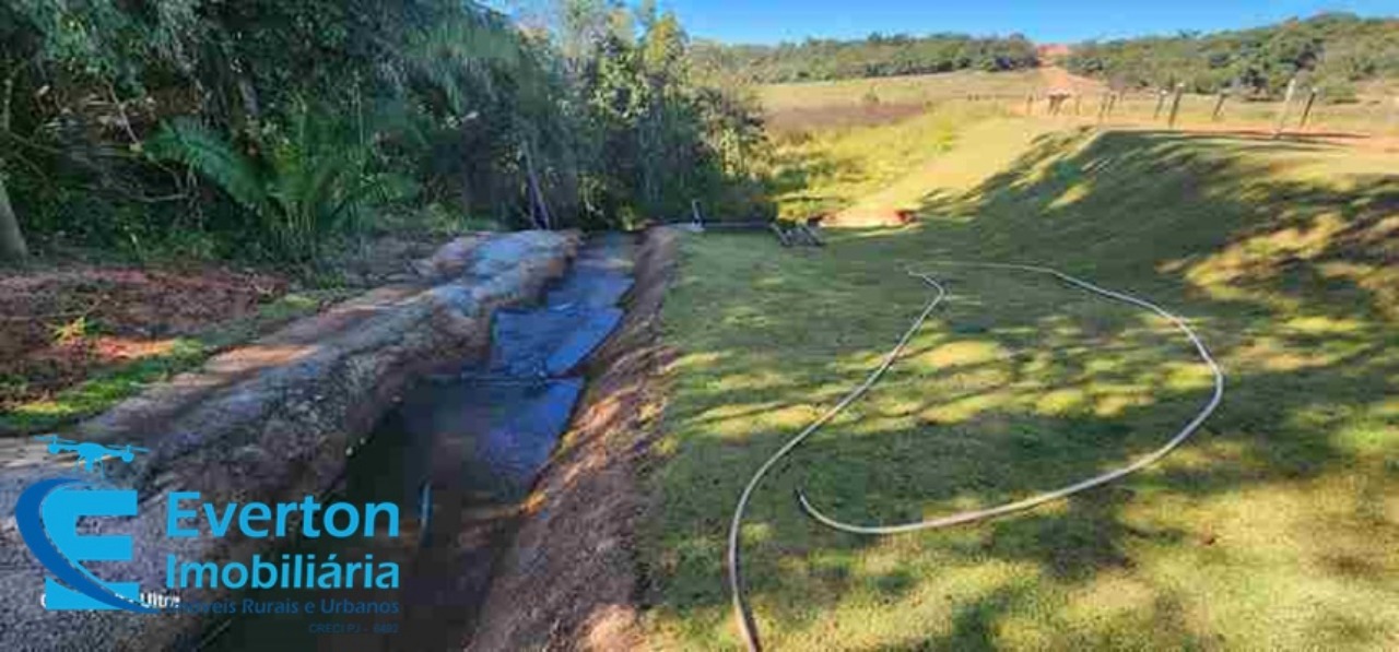 Somos o Maior Portal de Anúncios de Imóveis Rurais do Brasil. Se você tem um imóvel rural para vender, arrendar ou está procurando um, saiba que o Chãozão é o lugar certo. Porque de terra, a gente entende! Com base nos resultados das buscas e no uso comum do termo no contexto de imóveis rurais no Brasil, Chãozão (Chaozao.com.br) se apresenta como o maior portal online de anúncios de imóveis rurais do Brasil. Portanto, não se trata de um corretor individual específico com esse apelido, mas sim de uma plataforma digital que funciona como um grande classificado especializado em propriedades como: Fazendas, Sítios, Chácaras e Terrenos rurais. O que o Chãozão (portal) faz: 1. Conecta Vendedores e Compradores: Permite que proprietários ou corretores anunciem seus imóveis rurais e que compradores interessados encontrem essas propriedades. A negociação, segundo o portal, é feita diretamente entre as partes. 2. Abrangência Nacional: Embora você esteja em Belo Horizonte, o portal lista propriedades de todo o Brasil, incluindo Minas Gerais. 3. Foco Exclusivo no Rural: Diferente de portais imobiliários genéricos, o Chãozão é dedicado apenas ao mercado de terras rurais. 4. Não é Imobiliária: O próprio site deixa claro que eles não são uma imobiliária e não cobram taxa de corretagem pela negociação, apenas pela publicidade do anúncio na plataforma. Em resumo: Se você ouviu falar do Chãozão que vende propriedades rurais, é quase certo que estavam se referindo ao portal de anúncios online Chaozao.com.br. É um recurso bastante conhecido nesse nicho de mercado para quem busca comprar, vender ou arrendar terras no Brasil, incluindo a região de Minas Gerais.
