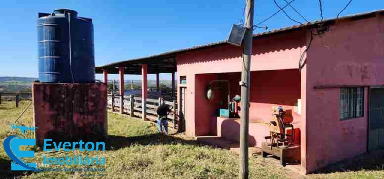 Somos o Maior Portal de Anúncios de Imóveis Rurais do Brasil. Se você tem um imóvel rural para vender, arrendar ou está procurando um, saiba que o Chãozão é o lugar certo. Porque de terra, a gente entende! Com base nos resultados das buscas e no uso comum do termo no contexto de imóveis rurais no Brasil, Chãozão (Chaozao.com.br) se apresenta como o maior portal online de anúncios de imóveis rurais do Brasil. Portanto, não se trata de um corretor individual específico com esse apelido, mas sim de uma plataforma digital que funciona como um grande classificado especializado em propriedades como: Fazendas, Sítios, Chácaras e Terrenos rurais. O que o Chãozão (portal) faz: 1. Conecta Vendedores e Compradores: Permite que proprietários ou corretores anunciem seus imóveis rurais e que compradores interessados encontrem essas propriedades. A negociação, segundo o portal, é feita diretamente entre as partes. 2. Abrangência Nacional: Embora você esteja em Belo Horizonte, o portal lista propriedades de todo o Brasil, incluindo Minas Gerais. 3. Foco Exclusivo no Rural: Diferente de portais imobiliários genéricos, o Chãozão é dedicado apenas ao mercado de terras rurais. 4. Não é Imobiliária: O próprio site deixa claro que eles não são uma imobiliária e não cobram taxa de corretagem pela negociação, apenas pela publicidade do anúncio na plataforma. Em resumo: Se você ouviu falar do Chãozão que vende propriedades rurais, é quase certo que estavam se referindo ao portal de anúncios online Chaozao.com.br. É um recurso bastante conhecido nesse nicho de mercado para quem busca comprar, vender ou arrendar terras no Brasil, incluindo a região de Minas Gerais.