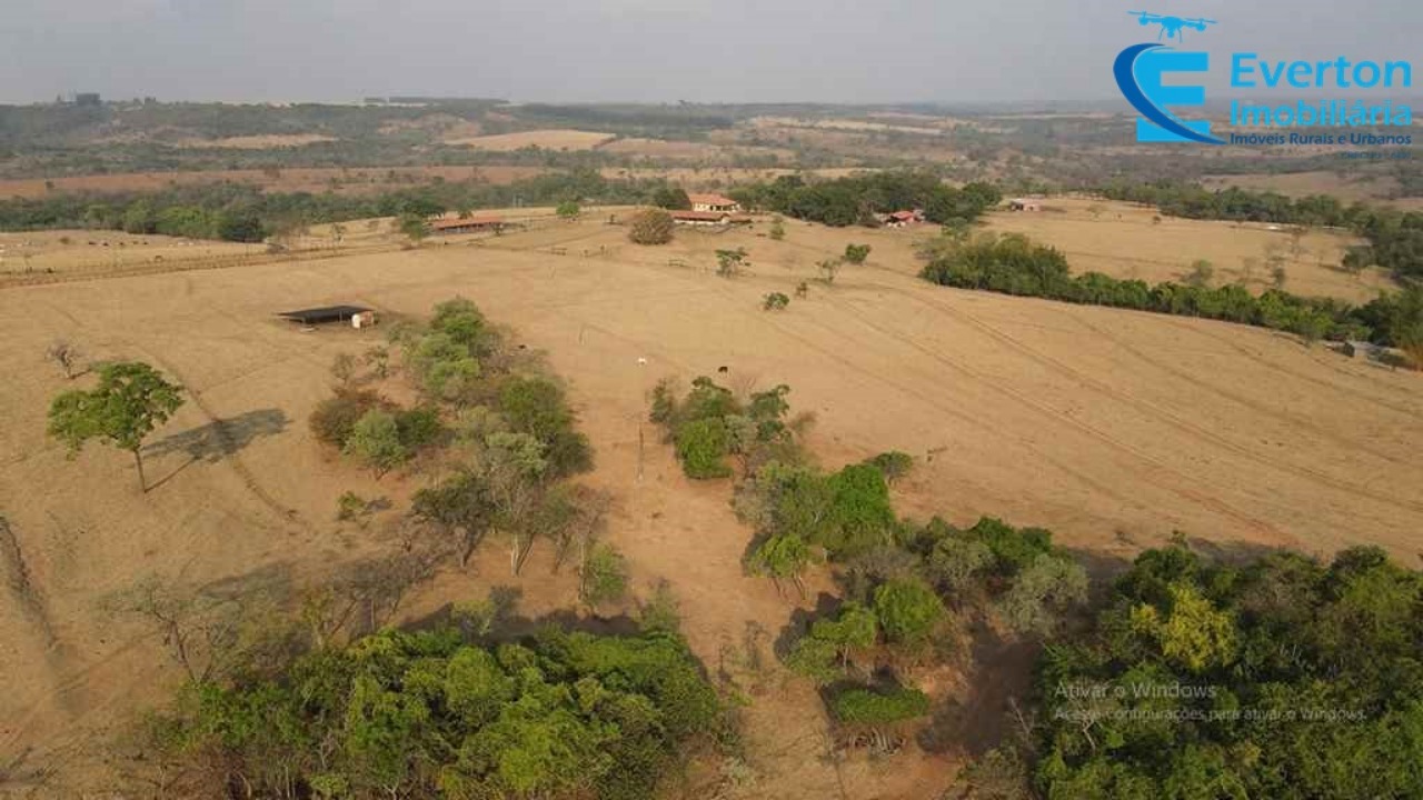 Somos o Maior Portal de Anúncios de Imóveis Rurais do Brasil. Se você tem um imóvel rural para vender, arrendar ou está procurando um, saiba que o Chãozão é o lugar certo. Porque de terra, a gente entende! Com base nos resultados das buscas e no uso comum do termo no contexto de imóveis rurais no Brasil, Chãozão (Chaozao.com.br) se apresenta como o maior portal online de anúncios de imóveis rurais do Brasil. Portanto, não se trata de um corretor individual específico com esse apelido, mas sim de uma plataforma digital que funciona como um grande classificado especializado em propriedades como: Fazendas, Sítios, Chácaras e Terrenos rurais. O que o Chãozão (portal) faz: 1. Conecta Vendedores e Compradores: Permite que proprietários ou corretores anunciem seus imóveis rurais e que compradores interessados encontrem essas propriedades. A negociação, segundo o portal, é feita diretamente entre as partes. 2. Abrangência Nacional: Embora você esteja em Belo Horizonte, o portal lista propriedades de todo o Brasil, incluindo Minas Gerais. 3. Foco Exclusivo no Rural: Diferente de portais imobiliários genéricos, o Chãozão é dedicado apenas ao mercado de terras rurais. 4. Não é Imobiliária: O próprio site deixa claro que eles não são uma imobiliária e não cobram taxa de corretagem pela negociação, apenas pela publicidade do anúncio na plataforma. Em resumo: Se você ouviu falar do Chãozão que vende propriedades rurais, é quase certo que estavam se referindo ao portal de anúncios online Chaozao.com.br. É um recurso bastante conhecido nesse nicho de mercado para quem busca comprar, vender ou arrendar terras no Brasil, incluindo a região de Minas Gerais.