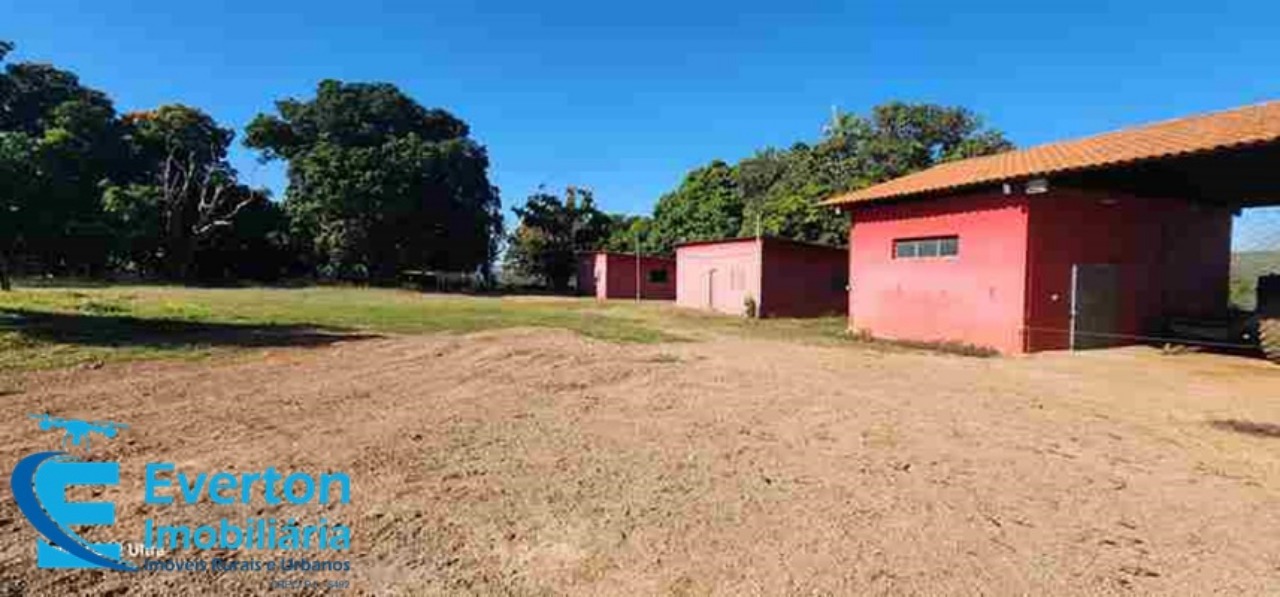 Somos o Maior Portal de Anúncios de Imóveis Rurais do Brasil. Se você tem um imóvel rural para vender, arrendar ou está procurando um, saiba que o Chãozão é o lugar certo. Porque de terra, a gente entende! Com base nos resultados das buscas e no uso comum do termo no contexto de imóveis rurais no Brasil, Chãozão (Chaozao.com.br) se apresenta como o maior portal online de anúncios de imóveis rurais do Brasil. Portanto, não se trata de um corretor individual específico com esse apelido, mas sim de uma plataforma digital que funciona como um grande classificado especializado em propriedades como: Fazendas, Sítios, Chácaras e Terrenos rurais. O que o Chãozão (portal) faz: 1. Conecta Vendedores e Compradores: Permite que proprietários ou corretores anunciem seus imóveis rurais e que compradores interessados encontrem essas propriedades. A negociação, segundo o portal, é feita diretamente entre as partes. 2. Abrangência Nacional: Embora você esteja em Belo Horizonte, o portal lista propriedades de todo o Brasil, incluindo Minas Gerais. 3. Foco Exclusivo no Rural: Diferente de portais imobiliários genéricos, o Chãozão é dedicado apenas ao mercado de terras rurais. 4. Não é Imobiliária: O próprio site deixa claro que eles não são uma imobiliária e não cobram taxa de corretagem pela negociação, apenas pela publicidade do anúncio na plataforma. Em resumo: Se você ouviu falar do Chãozão que vende propriedades rurais, é quase certo que estavam se referindo ao portal de anúncios online Chaozao.com.br. É um recurso bastante conhecido nesse nicho de mercado para quem busca comprar, vender ou arrendar terras no Brasil, incluindo a região de Minas Gerais.