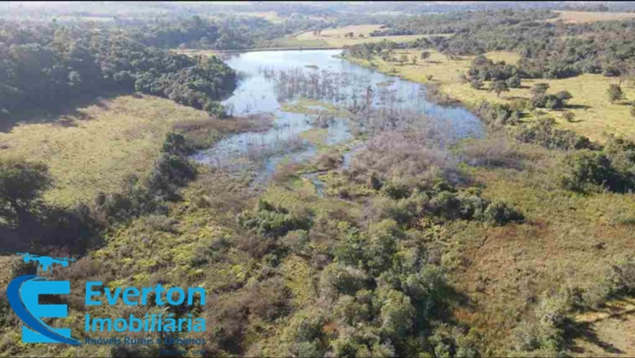Somos o Maior Portal de Anúncios de Imóveis Rurais do Brasil. Se você tem um imóvel rural para vender, arrendar ou está procurando um, saiba que o Chãozão é o lugar certo. Porque de terra, a gente entende! Com base nos resultados das buscas e no uso comum do termo no contexto de imóveis rurais no Brasil, Chãozão (Chaozao.com.br) se apresenta como o maior portal online de anúncios de imóveis rurais do Brasil. Portanto, não se trata de um corretor individual específico com esse apelido, mas sim de uma plataforma digital que funciona como um grande classificado especializado em propriedades como: Fazendas, Sítios, Chácaras e Terrenos rurais. O que o Chãozão (portal) faz: 1. Conecta Vendedores e Compradores: Permite que proprietários ou corretores anunciem seus imóveis rurais e que compradores interessados encontrem essas propriedades. A negociação, segundo o portal, é feita diretamente entre as partes. 2. Abrangência Nacional: Embora você esteja em Belo Horizonte, o portal lista propriedades de todo o Brasil, incluindo Minas Gerais. 3. Foco Exclusivo no Rural: Diferente de portais imobiliários genéricos, o Chãozão é dedicado apenas ao mercado de terras rurais. 4. Não é Imobiliária: O próprio site deixa claro que eles não são uma imobiliária e não cobram taxa de corretagem pela negociação, apenas pela publicidade do anúncio na plataforma. Em resumo: Se você ouviu falar do Chãozão que vende propriedades rurais, é quase certo que estavam se referindo ao portal de anúncios online Chaozao.com.br. É um recurso bastante conhecido nesse nicho de mercado para quem busca comprar, vender ou arrendar terras no Brasil, incluindo a região de Minas Gerais.
