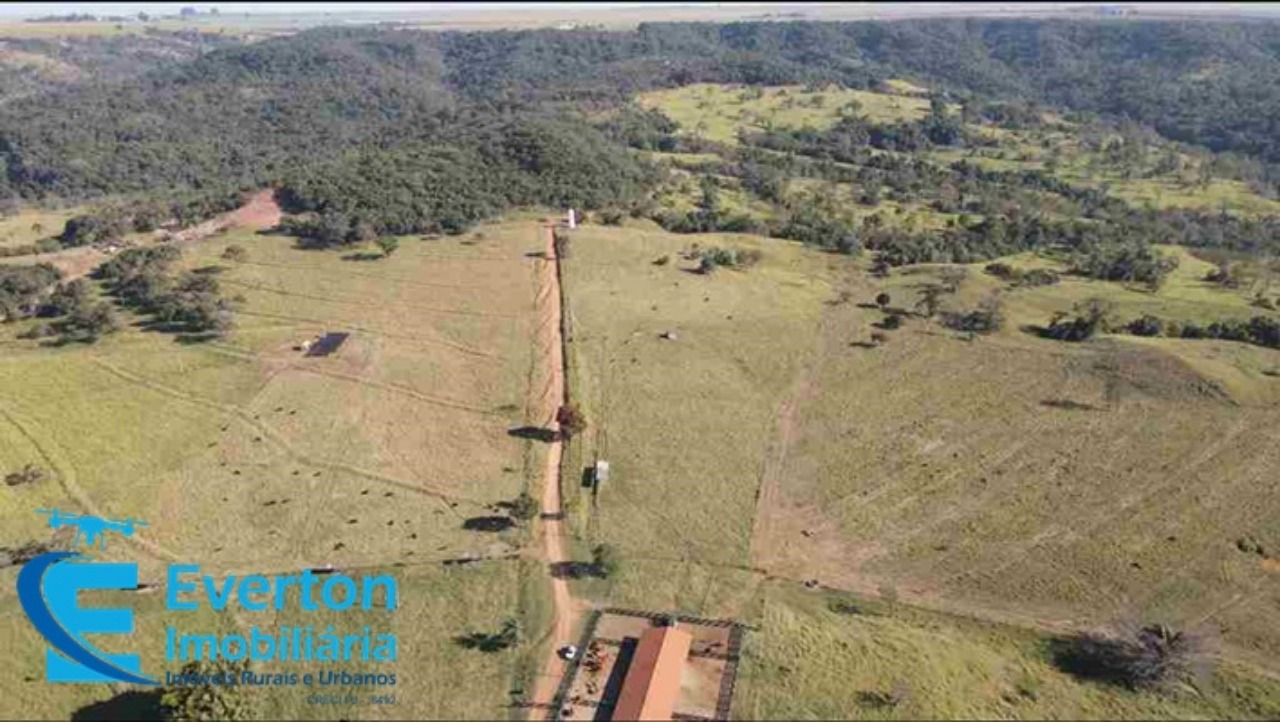 Somos o Maior Portal de Anúncios de Imóveis Rurais do Brasil. Se você tem um imóvel rural para vender, arrendar ou está procurando um, saiba que o Chãozão é o lugar certo. Porque de terra, a gente entende! Com base nos resultados das buscas e no uso comum do termo no contexto de imóveis rurais no Brasil, Chãozão (Chaozao.com.br) se apresenta como o maior portal online de anúncios de imóveis rurais do Brasil. Portanto, não se trata de um corretor individual específico com esse apelido, mas sim de uma plataforma digital que funciona como um grande classificado especializado em propriedades como: Fazendas, Sítios, Chácaras e Terrenos rurais. O que o Chãozão (portal) faz: 1. Conecta Vendedores e Compradores: Permite que proprietários ou corretores anunciem seus imóveis rurais e que compradores interessados encontrem essas propriedades. A negociação, segundo o portal, é feita diretamente entre as partes. 2. Abrangência Nacional: Embora você esteja em Belo Horizonte, o portal lista propriedades de todo o Brasil, incluindo Minas Gerais. 3. Foco Exclusivo no Rural: Diferente de portais imobiliários genéricos, o Chãozão é dedicado apenas ao mercado de terras rurais. 4. Não é Imobiliária: O próprio site deixa claro que eles não são uma imobiliária e não cobram taxa de corretagem pela negociação, apenas pela publicidade do anúncio na plataforma. Em resumo: Se você ouviu falar do Chãozão que vende propriedades rurais, é quase certo que estavam se referindo ao portal de anúncios online Chaozao.com.br. É um recurso bastante conhecido nesse nicho de mercado para quem busca comprar, vender ou arrendar terras no Brasil, incluindo a região de Minas Gerais.