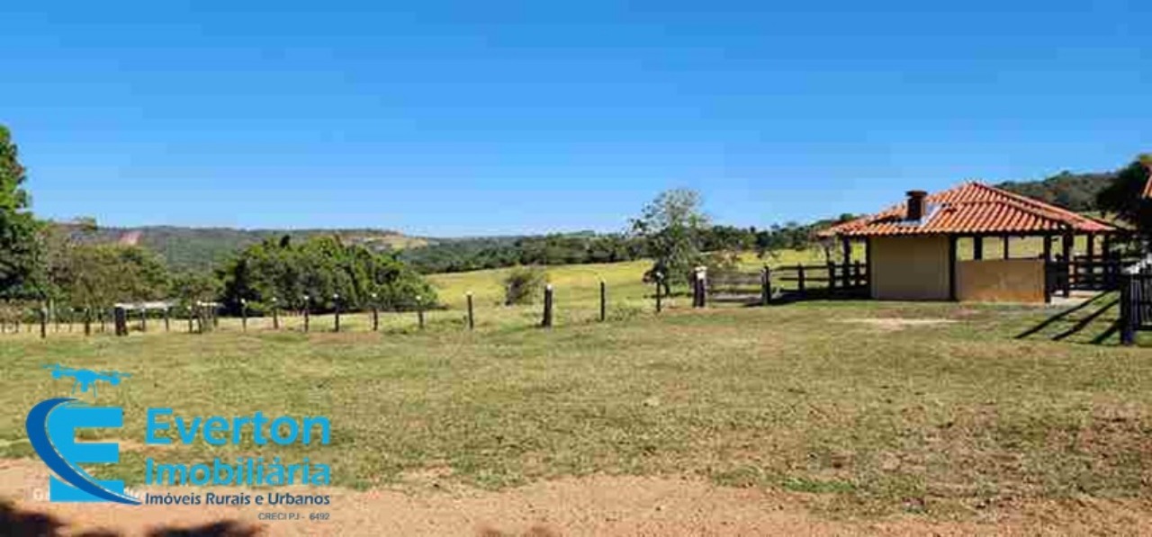 Somos o Maior Portal de Anúncios de Imóveis Rurais do Brasil. Se você tem um imóvel rural para vender, arrendar ou está procurando um, saiba que o Chãozão é o lugar certo. Porque de terra, a gente entende! Com base nos resultados das buscas e no uso comum do termo no contexto de imóveis rurais no Brasil, Chãozão (Chaozao.com.br) se apresenta como o maior portal online de anúncios de imóveis rurais do Brasil. Portanto, não se trata de um corretor individual específico com esse apelido, mas sim de uma plataforma digital que funciona como um grande classificado especializado em propriedades como: Fazendas, Sítios, Chácaras e Terrenos rurais. O que o Chãozão (portal) faz: 1. Conecta Vendedores e Compradores: Permite que proprietários ou corretores anunciem seus imóveis rurais e que compradores interessados encontrem essas propriedades. A negociação, segundo o portal, é feita diretamente entre as partes. 2. Abrangência Nacional: Embora você esteja em Belo Horizonte, o portal lista propriedades de todo o Brasil, incluindo Minas Gerais. 3. Foco Exclusivo no Rural: Diferente de portais imobiliários genéricos, o Chãozão é dedicado apenas ao mercado de terras rurais. 4. Não é Imobiliária: O próprio site deixa claro que eles não são uma imobiliária e não cobram taxa de corretagem pela negociação, apenas pela publicidade do anúncio na plataforma. Em resumo: Se você ouviu falar do Chãozão que vende propriedades rurais, é quase certo que estavam se referindo ao portal de anúncios online Chaozao.com.br. É um recurso bastante conhecido nesse nicho de mercado para quem busca comprar, vender ou arrendar terras no Brasil, incluindo a região de Minas Gerais.