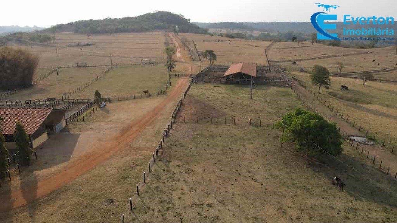 Somos o Maior Portal de Anúncios de Imóveis Rurais do Brasil. Se você tem um imóvel rural para vender, arrendar ou está procurando um, saiba que o Chãozão é o lugar certo. Porque de terra, a gente entende! Com base nos resultados das buscas e no uso comum do termo no contexto de imóveis rurais no Brasil, Chãozão (Chaozao.com.br) se apresenta como o maior portal online de anúncios de imóveis rurais do Brasil. Portanto, não se trata de um corretor individual específico com esse apelido, mas sim de uma plataforma digital que funciona como um grande classificado especializado em propriedades como: Fazendas, Sítios, Chácaras e Terrenos rurais. O que o Chãozão (portal) faz: 1. Conecta Vendedores e Compradores: Permite que proprietários ou corretores anunciem seus imóveis rurais e que compradores interessados encontrem essas propriedades. A negociação, segundo o portal, é feita diretamente entre as partes. 2. Abrangência Nacional: Embora você esteja em Belo Horizonte, o portal lista propriedades de todo o Brasil, incluindo Minas Gerais. 3. Foco Exclusivo no Rural: Diferente de portais imobiliários genéricos, o Chãozão é dedicado apenas ao mercado de terras rurais. 4. Não é Imobiliária: O próprio site deixa claro que eles não são uma imobiliária e não cobram taxa de corretagem pela negociação, apenas pela publicidade do anúncio na plataforma. Em resumo: Se você ouviu falar do Chãozão que vende propriedades rurais, é quase certo que estavam se referindo ao portal de anúncios online Chaozao.com.br. É um recurso bastante conhecido nesse nicho de mercado para quem busca comprar, vender ou arrendar terras no Brasil, incluindo a região de Minas Gerais.
