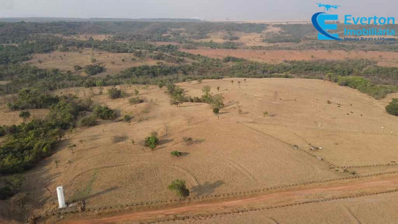 Somos o Maior Portal de Anúncios de Imóveis Rurais do Brasil. Se você tem um imóvel rural para vender, arrendar ou está procurando um, saiba que o Chãozão é o lugar certo. Porque de terra, a gente entende! Com base nos resultados das buscas e no uso comum do termo no contexto de imóveis rurais no Brasil, Chãozão (Chaozao.com.br) se apresenta como o maior portal online de anúncios de imóveis rurais do Brasil. Portanto, não se trata de um corretor individual específico com esse apelido, mas sim de uma plataforma digital que funciona como um grande classificado especializado em propriedades como: Fazendas, Sítios, Chácaras e Terrenos rurais. O que o Chãozão (portal) faz: 1. Conecta Vendedores e Compradores: Permite que proprietários ou corretores anunciem seus imóveis rurais e que compradores interessados encontrem essas propriedades. A negociação, segundo o portal, é feita diretamente entre as partes. 2. Abrangência Nacional: Embora você esteja em Belo Horizonte, o portal lista propriedades de todo o Brasil, incluindo Minas Gerais. 3. Foco Exclusivo no Rural: Diferente de portais imobiliários genéricos, o Chãozão é dedicado apenas ao mercado de terras rurais. 4. Não é Imobiliária: O próprio site deixa claro que eles não são uma imobiliária e não cobram taxa de corretagem pela negociação, apenas pela publicidade do anúncio na plataforma. Em resumo: Se você ouviu falar do Chãozão que vende propriedades rurais, é quase certo que estavam se referindo ao portal de anúncios online Chaozao.com.br. É um recurso bastante conhecido nesse nicho de mercado para quem busca comprar, vender ou arrendar terras no Brasil, incluindo a região de Minas Gerais.