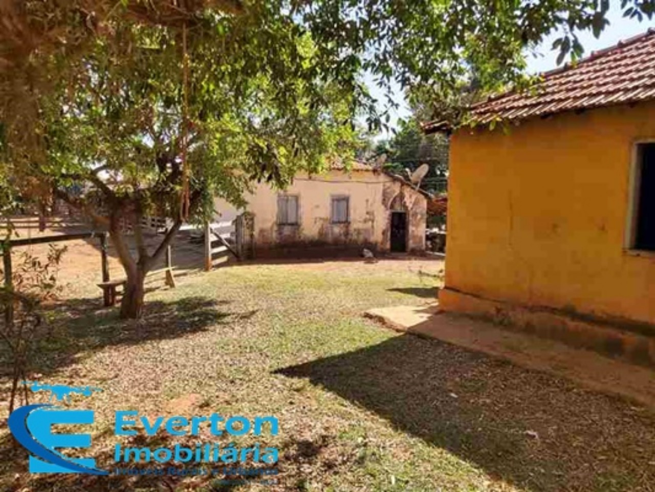 Somos o Maior Portal de Anúncios de Imóveis Rurais do Brasil. Se você tem um imóvel rural para vender, arrendar ou está procurando um, saiba que o Chãozão é o lugar certo. Porque de terra, a gente entende! Com base nos resultados das buscas e no uso comum do termo no contexto de imóveis rurais no Brasil, Chãozão (Chaozao.com.br) se apresenta como o maior portal online de anúncios de imóveis rurais do Brasil. Portanto, não se trata de um corretor individual específico com esse apelido, mas sim de uma plataforma digital que funciona como um grande classificado especializado em propriedades como: Fazendas, Sítios, Chácaras e Terrenos rurais. O que o Chãozão (portal) faz: 1. Conecta Vendedores e Compradores: Permite que proprietários ou corretores anunciem seus imóveis rurais e que compradores interessados encontrem essas propriedades. A negociação, segundo o portal, é feita diretamente entre as partes. 2. Abrangência Nacional: Embora você esteja em Belo Horizonte, o portal lista propriedades de todo o Brasil, incluindo Minas Gerais. 3. Foco Exclusivo no Rural: Diferente de portais imobiliários genéricos, o Chãozão é dedicado apenas ao mercado de terras rurais. 4. Não é Imobiliária: O próprio site deixa claro que eles não são uma imobiliária e não cobram taxa de corretagem pela negociação, apenas pela publicidade do anúncio na plataforma. Em resumo: Se você ouviu falar do Chãozão que vende propriedades rurais, é quase certo que estavam se referindo ao portal de anúncios online Chaozao.com.br. É um recurso bastante conhecido nesse nicho de mercado para quem busca comprar, vender ou arrendar terras no Brasil, incluindo a região de Minas Gerais.