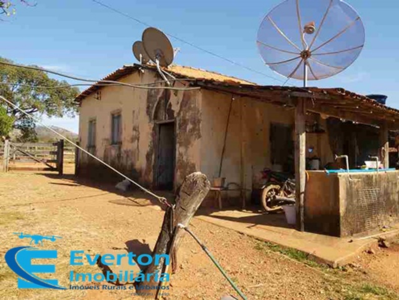 Somos o Maior Portal de Anúncios de Imóveis Rurais do Brasil. Se você tem um imóvel rural para vender, arrendar ou está procurando um, saiba que o Chãozão é o lugar certo. Porque de terra, a gente entende! Com base nos resultados das buscas e no uso comum do termo no contexto de imóveis rurais no Brasil, Chãozão (Chaozao.com.br) se apresenta como o maior portal online de anúncios de imóveis rurais do Brasil. Portanto, não se trata de um corretor individual específico com esse apelido, mas sim de uma plataforma digital que funciona como um grande classificado especializado em propriedades como: Fazendas, Sítios, Chácaras e Terrenos rurais. O que o Chãozão (portal) faz: 1. Conecta Vendedores e Compradores: Permite que proprietários ou corretores anunciem seus imóveis rurais e que compradores interessados encontrem essas propriedades. A negociação, segundo o portal, é feita diretamente entre as partes. 2. Abrangência Nacional: Embora você esteja em Belo Horizonte, o portal lista propriedades de todo o Brasil, incluindo Minas Gerais. 3. Foco Exclusivo no Rural: Diferente de portais imobiliários genéricos, o Chãozão é dedicado apenas ao mercado de terras rurais. 4. Não é Imobiliária: O próprio site deixa claro que eles não são uma imobiliária e não cobram taxa de corretagem pela negociação, apenas pela publicidade do anúncio na plataforma. Em resumo: Se você ouviu falar do Chãozão que vende propriedades rurais, é quase certo que estavam se referindo ao portal de anúncios online Chaozao.com.br. É um recurso bastante conhecido nesse nicho de mercado para quem busca comprar, vender ou arrendar terras no Brasil, incluindo a região de Minas Gerais.