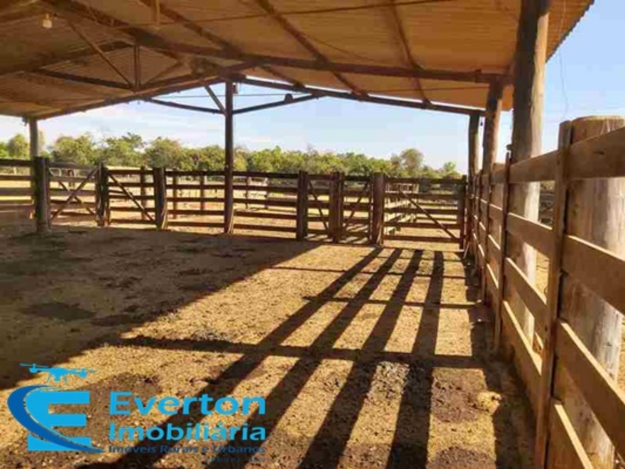 Somos o Maior Portal de Anúncios de Imóveis Rurais do Brasil. Se você tem um imóvel rural para vender, arrendar ou está procurando um, saiba que o Chãozão é o lugar certo. Porque de terra, a gente entende! Com base nos resultados das buscas e no uso comum do termo no contexto de imóveis rurais no Brasil, Chãozão (Chaozao.com.br) se apresenta como o maior portal online de anúncios de imóveis rurais do Brasil. Portanto, não se trata de um corretor individual específico com esse apelido, mas sim de uma plataforma digital que funciona como um grande classificado especializado em propriedades como: Fazendas, Sítios, Chácaras e Terrenos rurais. O que o Chãozão (portal) faz: 1. Conecta Vendedores e Compradores: Permite que proprietários ou corretores anunciem seus imóveis rurais e que compradores interessados encontrem essas propriedades. A negociação, segundo o portal, é feita diretamente entre as partes. 2. Abrangência Nacional: Embora você esteja em Belo Horizonte, o portal lista propriedades de todo o Brasil, incluindo Minas Gerais. 3. Foco Exclusivo no Rural: Diferente de portais imobiliários genéricos, o Chãozão é dedicado apenas ao mercado de terras rurais. 4. Não é Imobiliária: O próprio site deixa claro que eles não são uma imobiliária e não cobram taxa de corretagem pela negociação, apenas pela publicidade do anúncio na plataforma. Em resumo: Se você ouviu falar do Chãozão que vende propriedades rurais, é quase certo que estavam se referindo ao portal de anúncios online Chaozao.com.br. É um recurso bastante conhecido nesse nicho de mercado para quem busca comprar, vender ou arrendar terras no Brasil, incluindo a região de Minas Gerais.