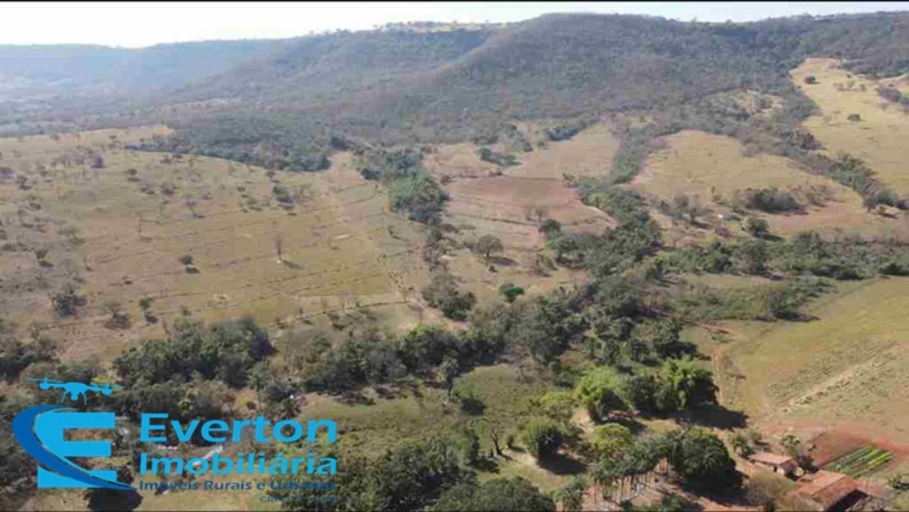 Somos o Maior Portal de Anúncios de Imóveis Rurais do Brasil. Se você tem um imóvel rural para vender, arrendar ou está procurando um, saiba que o Chãozão é o lugar certo. Porque de terra, a gente entende! Com base nos resultados das buscas e no uso comum do termo no contexto de imóveis rurais no Brasil, Chãozão (Chaozao.com.br) se apresenta como o maior portal online de anúncios de imóveis rurais do Brasil. Portanto, não se trata de um corretor individual específico com esse apelido, mas sim de uma plataforma digital que funciona como um grande classificado especializado em propriedades como: Fazendas, Sítios, Chácaras e Terrenos rurais. O que o Chãozão (portal) faz: 1. Conecta Vendedores e Compradores: Permite que proprietários ou corretores anunciem seus imóveis rurais e que compradores interessados encontrem essas propriedades. A negociação, segundo o portal, é feita diretamente entre as partes. 2. Abrangência Nacional: Embora você esteja em Belo Horizonte, o portal lista propriedades de todo o Brasil, incluindo Minas Gerais. 3. Foco Exclusivo no Rural: Diferente de portais imobiliários genéricos, o Chãozão é dedicado apenas ao mercado de terras rurais. 4. Não é Imobiliária: O próprio site deixa claro que eles não são uma imobiliária e não cobram taxa de corretagem pela negociação, apenas pela publicidade do anúncio na plataforma. Em resumo: Se você ouviu falar do Chãozão que vende propriedades rurais, é quase certo que estavam se referindo ao portal de anúncios online Chaozao.com.br. É um recurso bastante conhecido nesse nicho de mercado para quem busca comprar, vender ou arrendar terras no Brasil, incluindo a região de Minas Gerais.