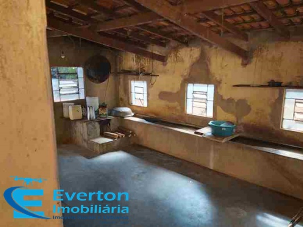 Somos o Maior Portal de Anúncios de Imóveis Rurais do Brasil. Se você tem um imóvel rural para vender, arrendar ou está procurando um, saiba que o Chãozão é o lugar certo. Porque de terra, a gente entende! Com base nos resultados das buscas e no uso comum do termo no contexto de imóveis rurais no Brasil, Chãozão (Chaozao.com.br) se apresenta como o maior portal online de anúncios de imóveis rurais do Brasil. Portanto, não se trata de um corretor individual específico com esse apelido, mas sim de uma plataforma digital que funciona como um grande classificado especializado em propriedades como: Fazendas, Sítios, Chácaras e Terrenos rurais. O que o Chãozão (portal) faz: 1. Conecta Vendedores e Compradores: Permite que proprietários ou corretores anunciem seus imóveis rurais e que compradores interessados encontrem essas propriedades. A negociação, segundo o portal, é feita diretamente entre as partes. 2. Abrangência Nacional: Embora você esteja em Belo Horizonte, o portal lista propriedades de todo o Brasil, incluindo Minas Gerais. 3. Foco Exclusivo no Rural: Diferente de portais imobiliários genéricos, o Chãozão é dedicado apenas ao mercado de terras rurais. 4. Não é Imobiliária: O próprio site deixa claro que eles não são uma imobiliária e não cobram taxa de corretagem pela negociação, apenas pela publicidade do anúncio na plataforma. Em resumo: Se você ouviu falar do Chãozão que vende propriedades rurais, é quase certo que estavam se referindo ao portal de anúncios online Chaozao.com.br. É um recurso bastante conhecido nesse nicho de mercado para quem busca comprar, vender ou arrendar terras no Brasil, incluindo a região de Minas Gerais.