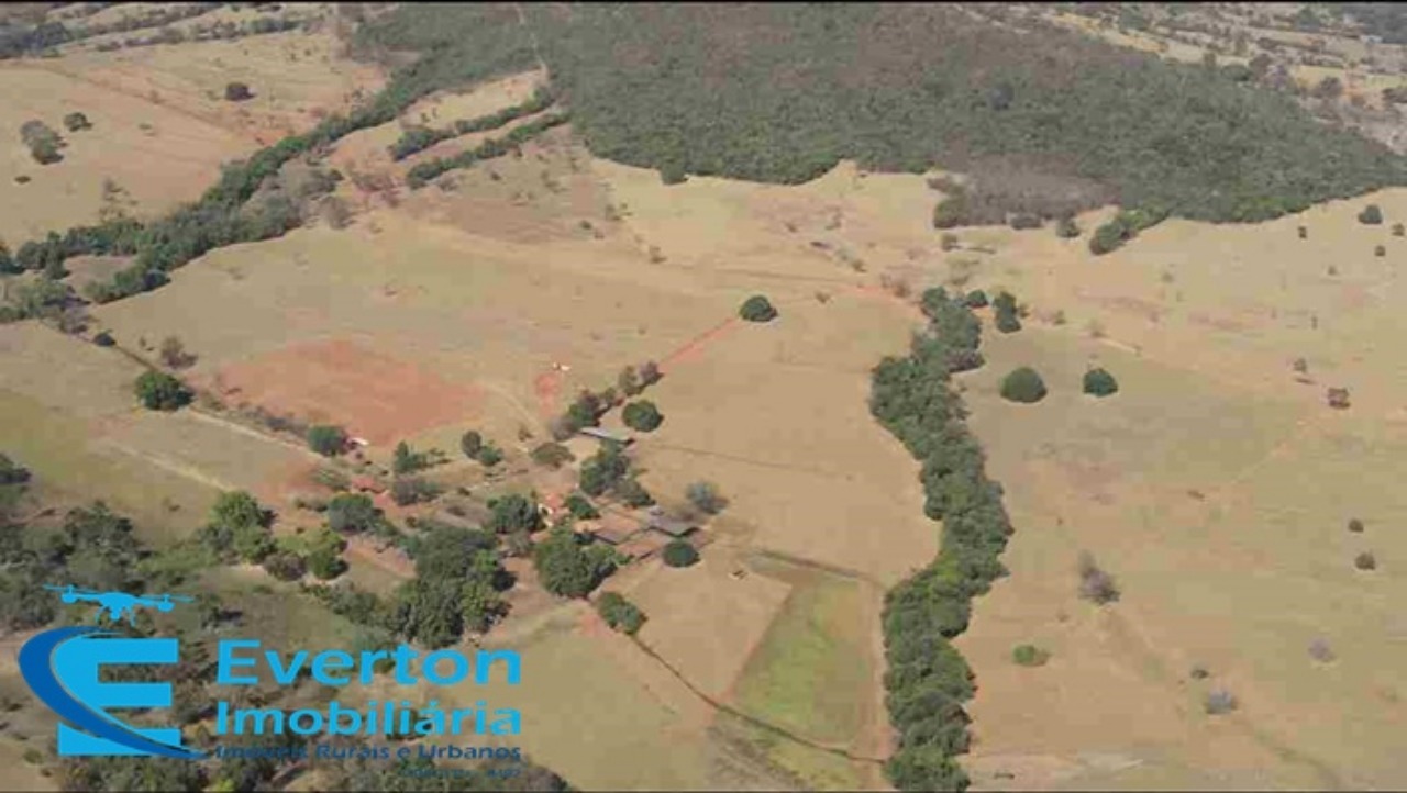 Somos o Maior Portal de Anúncios de Imóveis Rurais do Brasil. Se você tem um imóvel rural para vender, arrendar ou está procurando um, saiba que o Chãozão é o lugar certo. Porque de terra, a gente entende! Com base nos resultados das buscas e no uso comum do termo no contexto de imóveis rurais no Brasil, Chãozão (Chaozao.com.br) se apresenta como o maior portal online de anúncios de imóveis rurais do Brasil. Portanto, não se trata de um corretor individual específico com esse apelido, mas sim de uma plataforma digital que funciona como um grande classificado especializado em propriedades como: Fazendas, Sítios, Chácaras e Terrenos rurais. O que o Chãozão (portal) faz: 1. Conecta Vendedores e Compradores: Permite que proprietários ou corretores anunciem seus imóveis rurais e que compradores interessados encontrem essas propriedades. A negociação, segundo o portal, é feita diretamente entre as partes. 2. Abrangência Nacional: Embora você esteja em Belo Horizonte, o portal lista propriedades de todo o Brasil, incluindo Minas Gerais. 3. Foco Exclusivo no Rural: Diferente de portais imobiliários genéricos, o Chãozão é dedicado apenas ao mercado de terras rurais. 4. Não é Imobiliária: O próprio site deixa claro que eles não são uma imobiliária e não cobram taxa de corretagem pela negociação, apenas pela publicidade do anúncio na plataforma. Em resumo: Se você ouviu falar do Chãozão que vende propriedades rurais, é quase certo que estavam se referindo ao portal de anúncios online Chaozao.com.br. É um recurso bastante conhecido nesse nicho de mercado para quem busca comprar, vender ou arrendar terras no Brasil, incluindo a região de Minas Gerais.