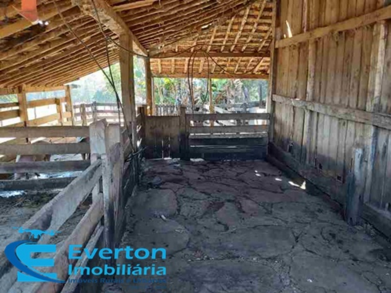 Somos o Maior Portal de Anúncios de Imóveis Rurais do Brasil. Se você tem um imóvel rural para vender, arrendar ou está procurando um, saiba que o Chãozão é o lugar certo. Porque de terra, a gente entende! Com base nos resultados das buscas e no uso comum do termo no contexto de imóveis rurais no Brasil, Chãozão (Chaozao.com.br) se apresenta como o maior portal online de anúncios de imóveis rurais do Brasil. Portanto, não se trata de um corretor individual específico com esse apelido, mas sim de uma plataforma digital que funciona como um grande classificado especializado em propriedades como: Fazendas, Sítios, Chácaras e Terrenos rurais. O que o Chãozão (portal) faz: 1. Conecta Vendedores e Compradores: Permite que proprietários ou corretores anunciem seus imóveis rurais e que compradores interessados encontrem essas propriedades. A negociação, segundo o portal, é feita diretamente entre as partes. 2. Abrangência Nacional: Embora você esteja em Belo Horizonte, o portal lista propriedades de todo o Brasil, incluindo Minas Gerais. 3. Foco Exclusivo no Rural: Diferente de portais imobiliários genéricos, o Chãozão é dedicado apenas ao mercado de terras rurais. 4. Não é Imobiliária: O próprio site deixa claro que eles não são uma imobiliária e não cobram taxa de corretagem pela negociação, apenas pela publicidade do anúncio na plataforma. Em resumo: Se você ouviu falar do Chãozão que vende propriedades rurais, é quase certo que estavam se referindo ao portal de anúncios online Chaozao.com.br. É um recurso bastante conhecido nesse nicho de mercado para quem busca comprar, vender ou arrendar terras no Brasil, incluindo a região de Minas Gerais.