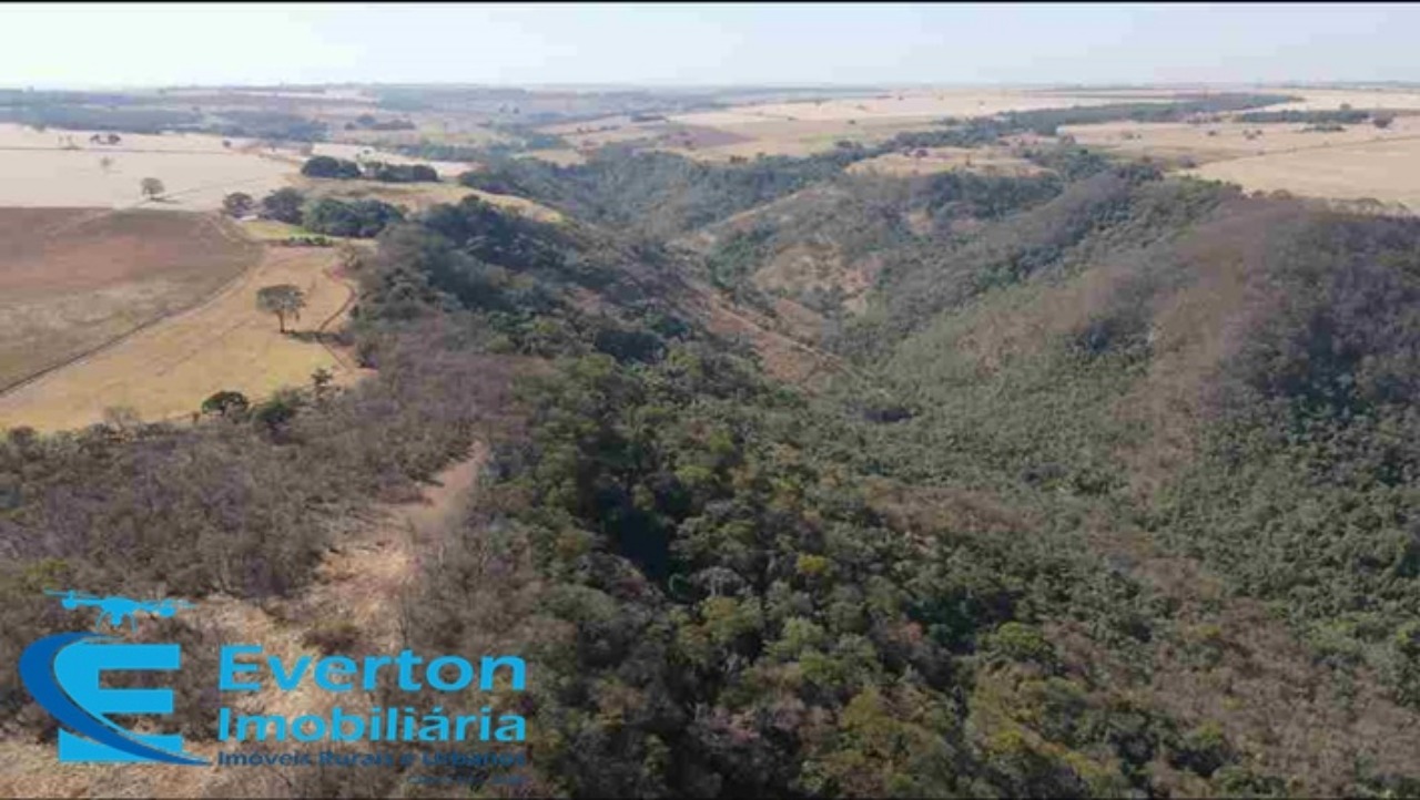 Somos o Maior Portal de Anúncios de Imóveis Rurais do Brasil. Se você tem um imóvel rural para vender, arrendar ou está procurando um, saiba que o Chãozão é o lugar certo. Porque de terra, a gente entende! Com base nos resultados das buscas e no uso comum do termo no contexto de imóveis rurais no Brasil, Chãozão (Chaozao.com.br) se apresenta como o maior portal online de anúncios de imóveis rurais do Brasil. Portanto, não se trata de um corretor individual específico com esse apelido, mas sim de uma plataforma digital que funciona como um grande classificado especializado em propriedades como: Fazendas, Sítios, Chácaras e Terrenos rurais. O que o Chãozão (portal) faz: 1. Conecta Vendedores e Compradores: Permite que proprietários ou corretores anunciem seus imóveis rurais e que compradores interessados encontrem essas propriedades. A negociação, segundo o portal, é feita diretamente entre as partes. 2. Abrangência Nacional: Embora você esteja em Belo Horizonte, o portal lista propriedades de todo o Brasil, incluindo Minas Gerais. 3. Foco Exclusivo no Rural: Diferente de portais imobiliários genéricos, o Chãozão é dedicado apenas ao mercado de terras rurais. 4. Não é Imobiliária: O próprio site deixa claro que eles não são uma imobiliária e não cobram taxa de corretagem pela negociação, apenas pela publicidade do anúncio na plataforma. Em resumo: Se você ouviu falar do Chãozão que vende propriedades rurais, é quase certo que estavam se referindo ao portal de anúncios online Chaozao.com.br. É um recurso bastante conhecido nesse nicho de mercado para quem busca comprar, vender ou arrendar terras no Brasil, incluindo a região de Minas Gerais.