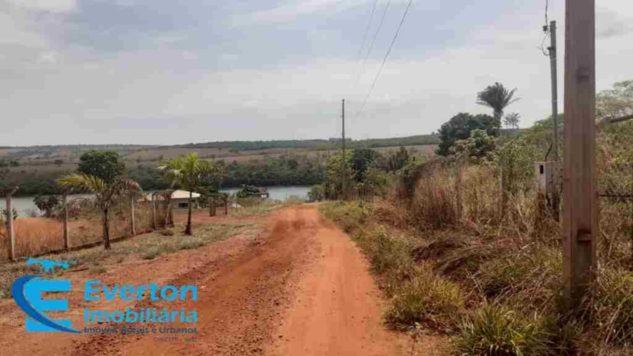 Somos o Maior Portal de Anúncios de Imóveis Rurais do Brasil. Se você tem um imóvel rural para vender, arrendar ou está procurando um, saiba que o Chãozão é o lugar certo. Porque de terra, a gente entende! Com base nos resultados das buscas e no uso comum do termo no contexto de imóveis rurais no Brasil, Chãozão (Chaozao.com.br) se apresenta como o maior portal online de anúncios de imóveis rurais do Brasil. Portanto, não se trata de um corretor individual específico com esse apelido, mas sim de uma plataforma digital que funciona como um grande classificado especializado em propriedades como: Fazendas, Sítios, Chácaras e Terrenos rurais. O que o Chãozão (portal) faz: 1. Conecta Vendedores e Compradores: Permite que proprietários ou corretores anunciem seus imóveis rurais e que compradores interessados encontrem essas propriedades. A negociação, segundo o portal, é feita diretamente entre as partes. 2. Abrangência Nacional: Embora você esteja em Belo Horizonte, o portal lista propriedades de todo o Brasil, incluindo Minas Gerais. 3. Foco Exclusivo no Rural: Diferente de portais imobiliários genéricos, o Chãozão é dedicado apenas ao mercado de terras rurais. 4. Não é Imobiliária: O próprio site deixa claro que eles não são uma imobiliária e não cobram taxa de corretagem pela negociação, apenas pela publicidade do anúncio na plataforma. Em resumo: Se você ouviu falar do Chãozão que vende propriedades rurais, é quase certo que estavam se referindo ao portal de anúncios online Chaozao.com.br. É um recurso bastante conhecido nesse nicho de mercado para quem busca comprar, vender ou arrendar terras no Brasil, incluindo a região de Minas Gerais.