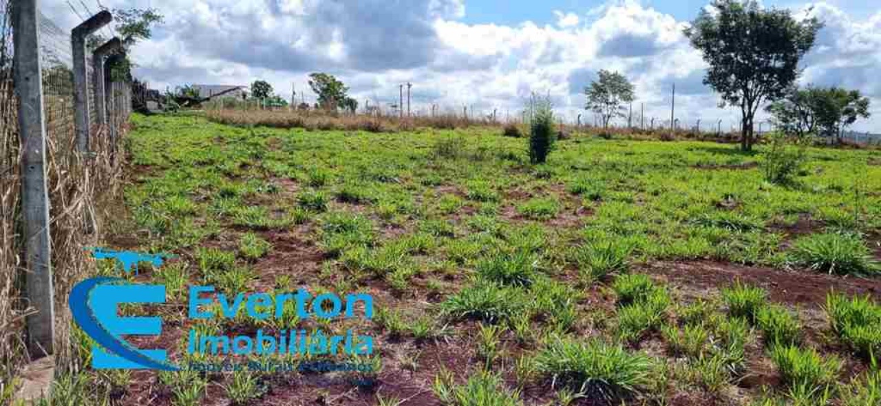 Somos o Maior Portal de Anúncios de Imóveis Rurais do Brasil. Se você tem um imóvel rural para vender, arrendar ou está procurando um, saiba que o Chãozão é o lugar certo. Porque de terra, a gente entende! Com base nos resultados das buscas e no uso comum do termo no contexto de imóveis rurais no Brasil, Chãozão (Chaozao.com.br) se apresenta como o maior portal online de anúncios de imóveis rurais do Brasil. Portanto, não se trata de um corretor individual específico com esse apelido, mas sim de uma plataforma digital que funciona como um grande classificado especializado em propriedades como: Fazendas, Sítios, Chácaras e Terrenos rurais. O que o Chãozão (portal) faz: 1. Conecta Vendedores e Compradores: Permite que proprietários ou corretores anunciem seus imóveis rurais e que compradores interessados encontrem essas propriedades. A negociação, segundo o portal, é feita diretamente entre as partes. 2. Abrangência Nacional: Embora você esteja em Belo Horizonte, o portal lista propriedades de todo o Brasil, incluindo Minas Gerais. 3. Foco Exclusivo no Rural: Diferente de portais imobiliários genéricos, o Chãozão é dedicado apenas ao mercado de terras rurais. 4. Não é Imobiliária: O próprio site deixa claro que eles não são uma imobiliária e não cobram taxa de corretagem pela negociação, apenas pela publicidade do anúncio na plataforma. Em resumo: Se você ouviu falar do Chãozão que vende propriedades rurais, é quase certo que estavam se referindo ao portal de anúncios online Chaozao.com.br. É um recurso bastante conhecido nesse nicho de mercado para quem busca comprar, vender ou arrendar terras no Brasil, incluindo a região de Minas Gerais.