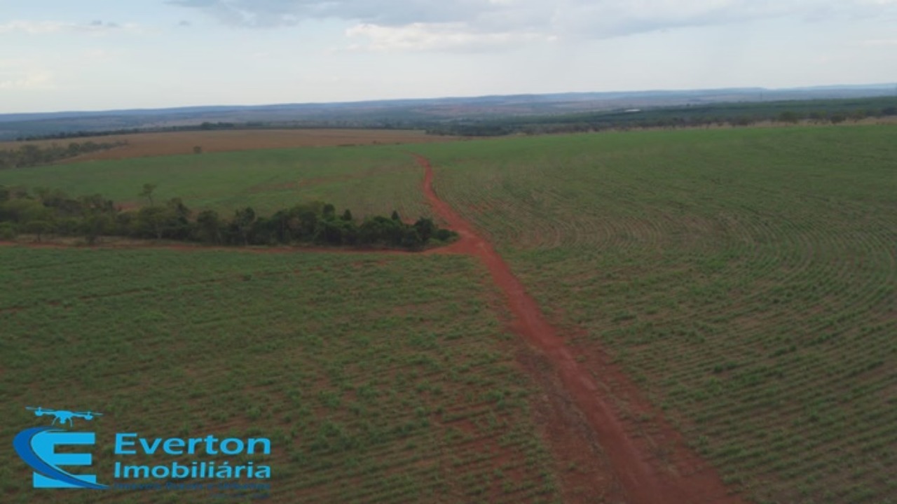 Somos o Maior Portal de Anúncios de Imóveis Rurais do Brasil. Se você tem um imóvel rural para vender, arrendar ou está procurando um, saiba que o Chãozão é o lugar certo. Porque de terra, a gente entende! Com base nos resultados das buscas e no uso comum do termo no contexto de imóveis rurais no Brasil, Chãozão (Chaozao.com.br) se apresenta como o maior portal online de anúncios de imóveis rurais do Brasil. Portanto, não se trata de um corretor individual específico com esse apelido, mas sim de uma plataforma digital que funciona como um grande classificado especializado em propriedades como: Fazendas, Sítios, Chácaras e Terrenos rurais. O que o Chãozão (portal) faz: 1. Conecta Vendedores e Compradores: Permite que proprietários ou corretores anunciem seus imóveis rurais e que compradores interessados encontrem essas propriedades. A negociação, segundo o portal, é feita diretamente entre as partes. 2. Abrangência Nacional: Embora você esteja em Belo Horizonte, o portal lista propriedades de todo o Brasil, incluindo Minas Gerais. 3. Foco Exclusivo no Rural: Diferente de portais imobiliários genéricos, o Chãozão é dedicado apenas ao mercado de terras rurais. 4. Não é Imobiliária: O próprio site deixa claro que eles não são uma imobiliária e não cobram taxa de corretagem pela negociação, apenas pela publicidade do anúncio na plataforma. Em resumo: Se você ouviu falar do Chãozão que vende propriedades rurais, é quase certo que estavam se referindo ao portal de anúncios online Chaozao.com.br. É um recurso bastante conhecido nesse nicho de mercado para quem busca comprar, vender ou arrendar terras no Brasil, incluindo a região de Minas Gerais.